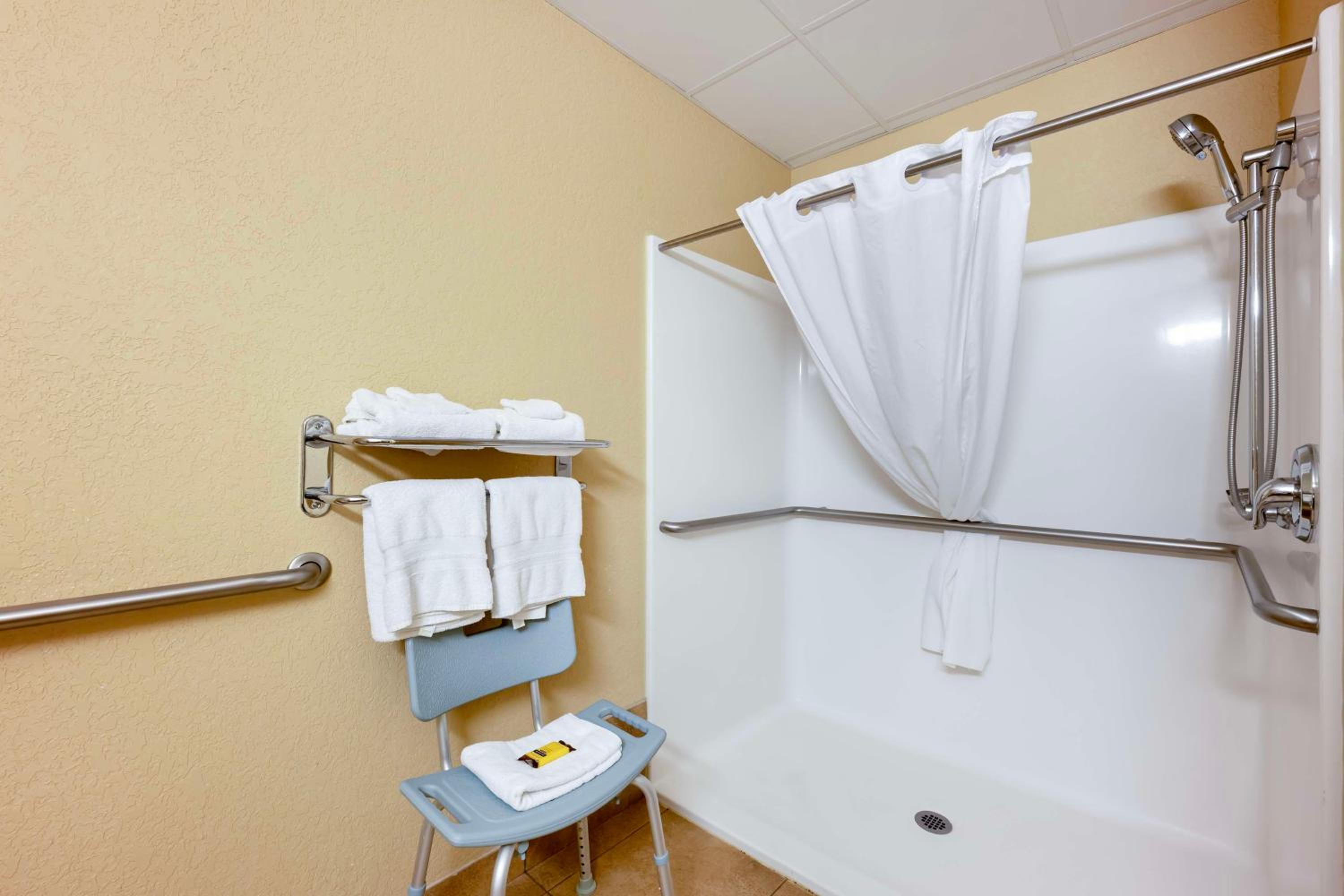 Queen Room with Two Queen Beds with Roll-In Shower - Mobility Accessible/Non-Smoking photo 2