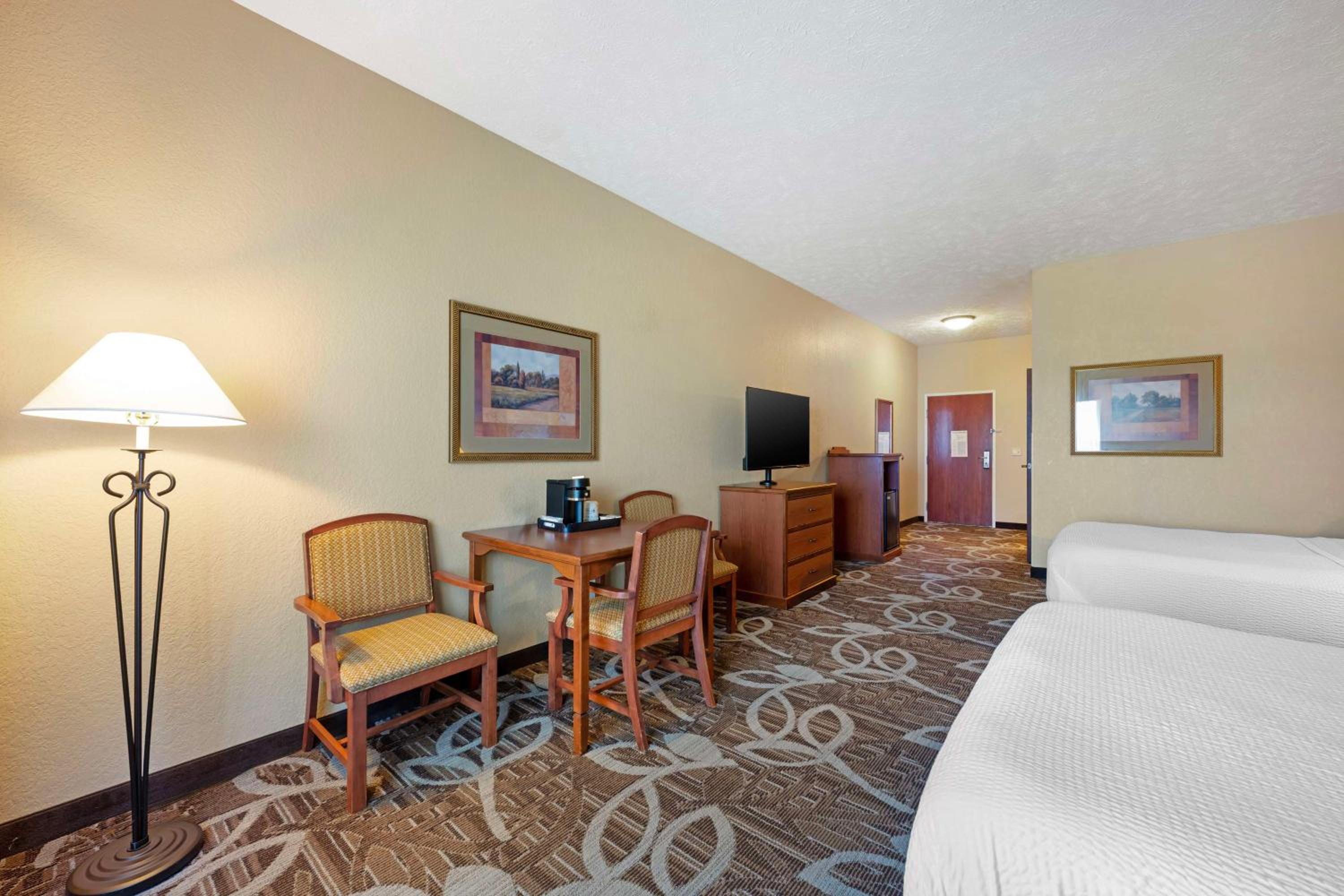 Queen Room with Two Queen Beds with Roll-In Shower - Mobility Accessible/Non-Smoking photo 3