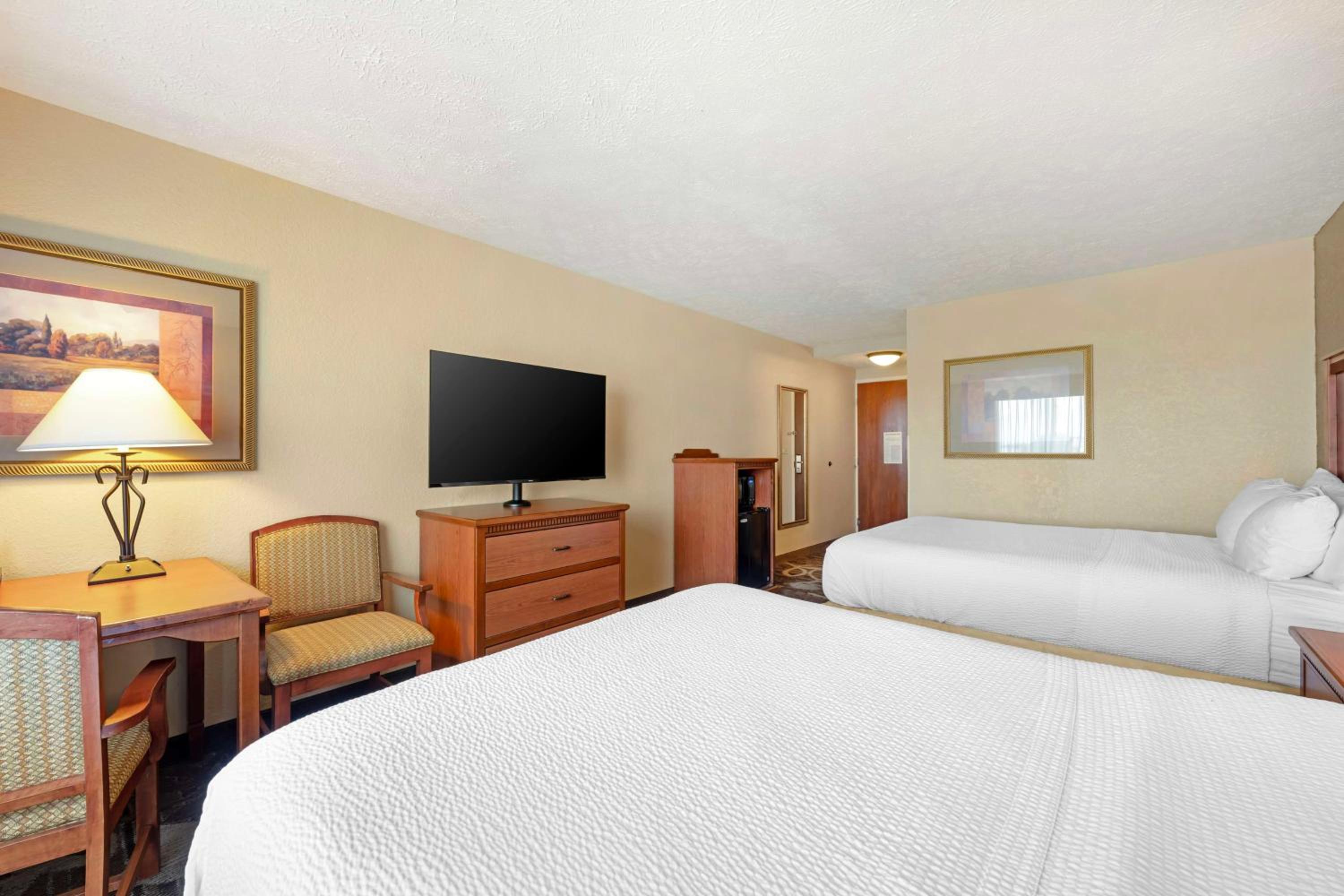 Queen Room with Two Queen Beds - Non-Smoking photo 3
