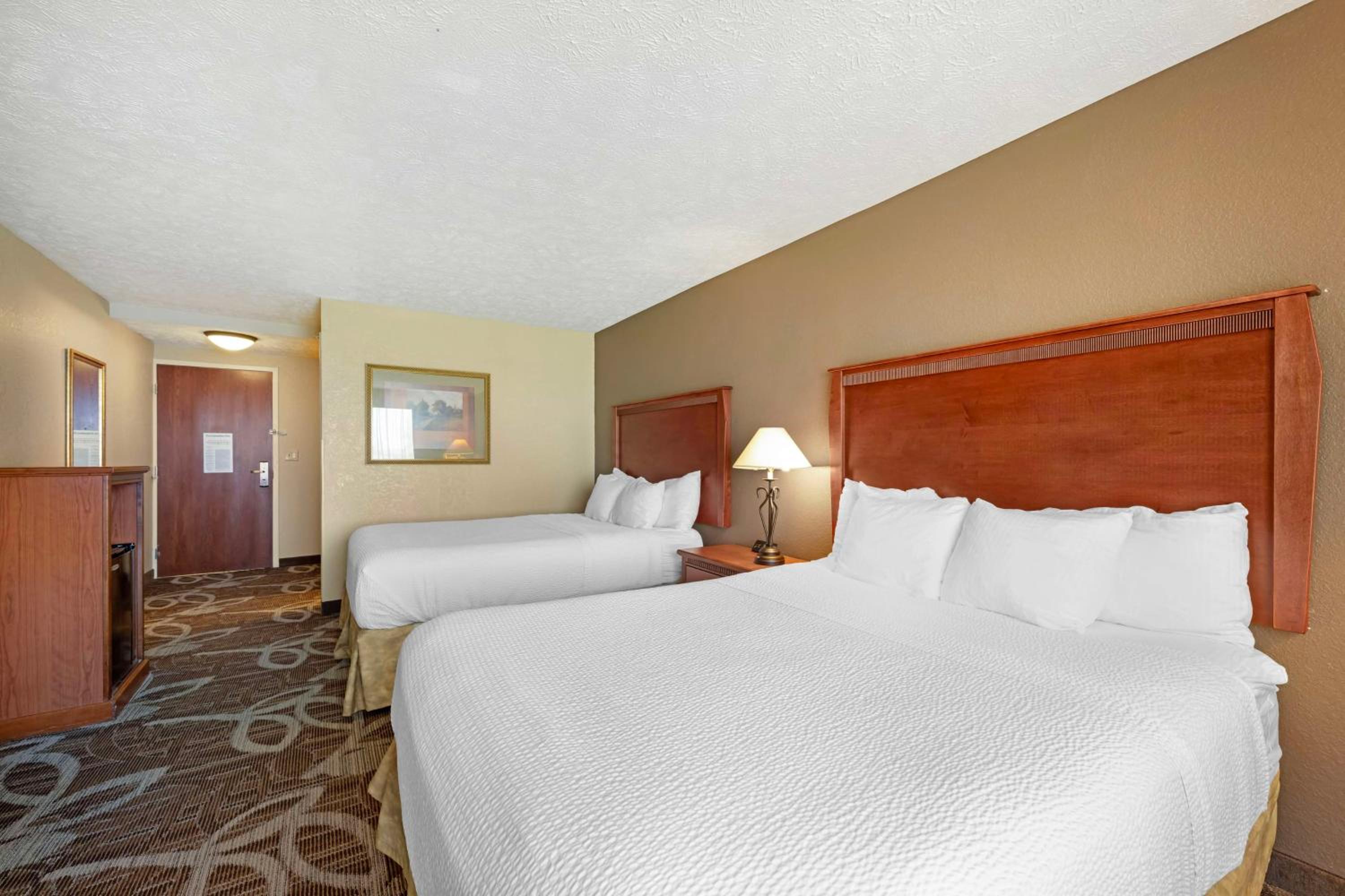 Queen Room with Two Queen Beds - Non-Smoking photo 2
