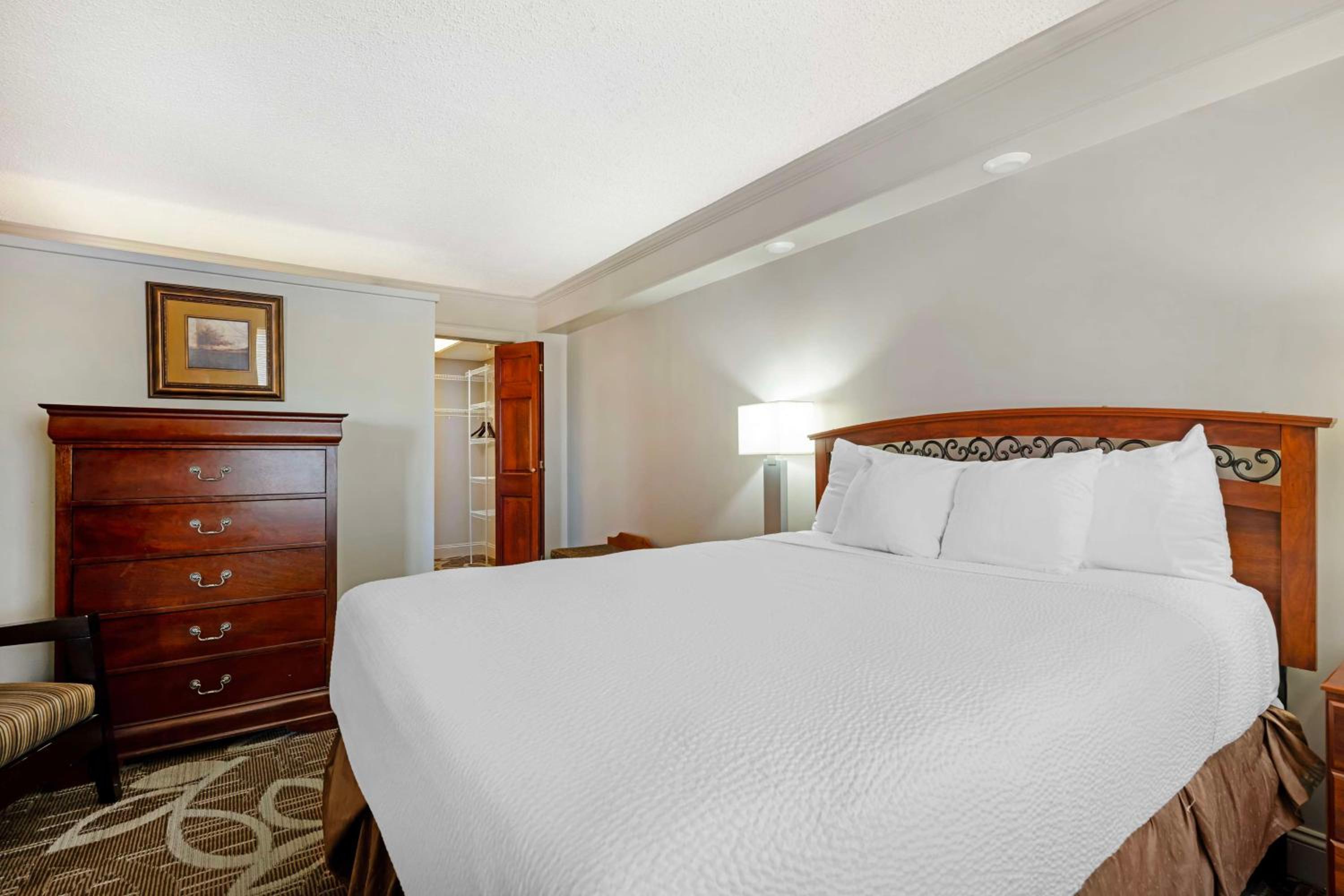 Two-Bedroom Apartment with One King Bed, One Queen Bed and Sofa Bed - Non-Smoking photo 2