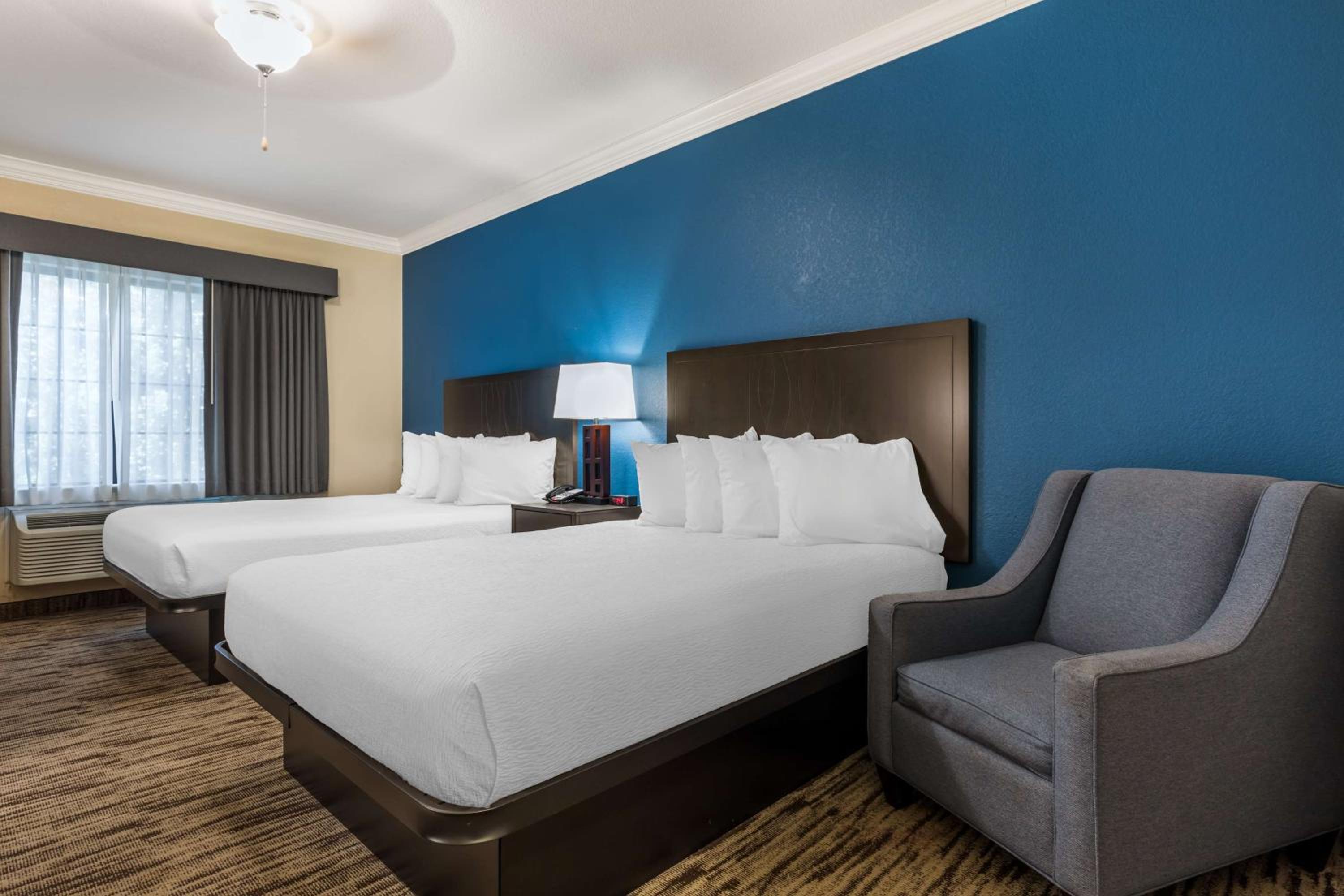 Queen Room with Two Queen Beds - Non-Smoking photo 2