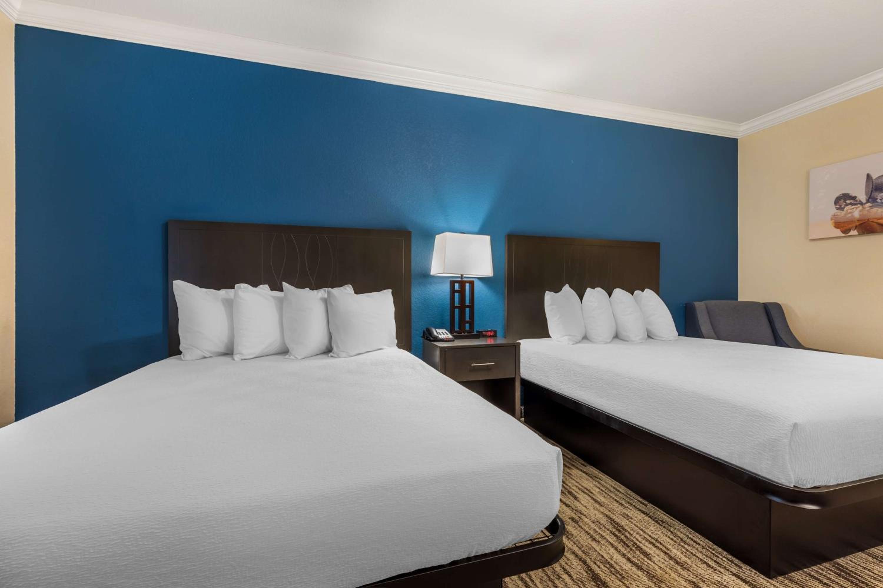 Queen Room with Two Queen Beds - Non-Smoking photo 1