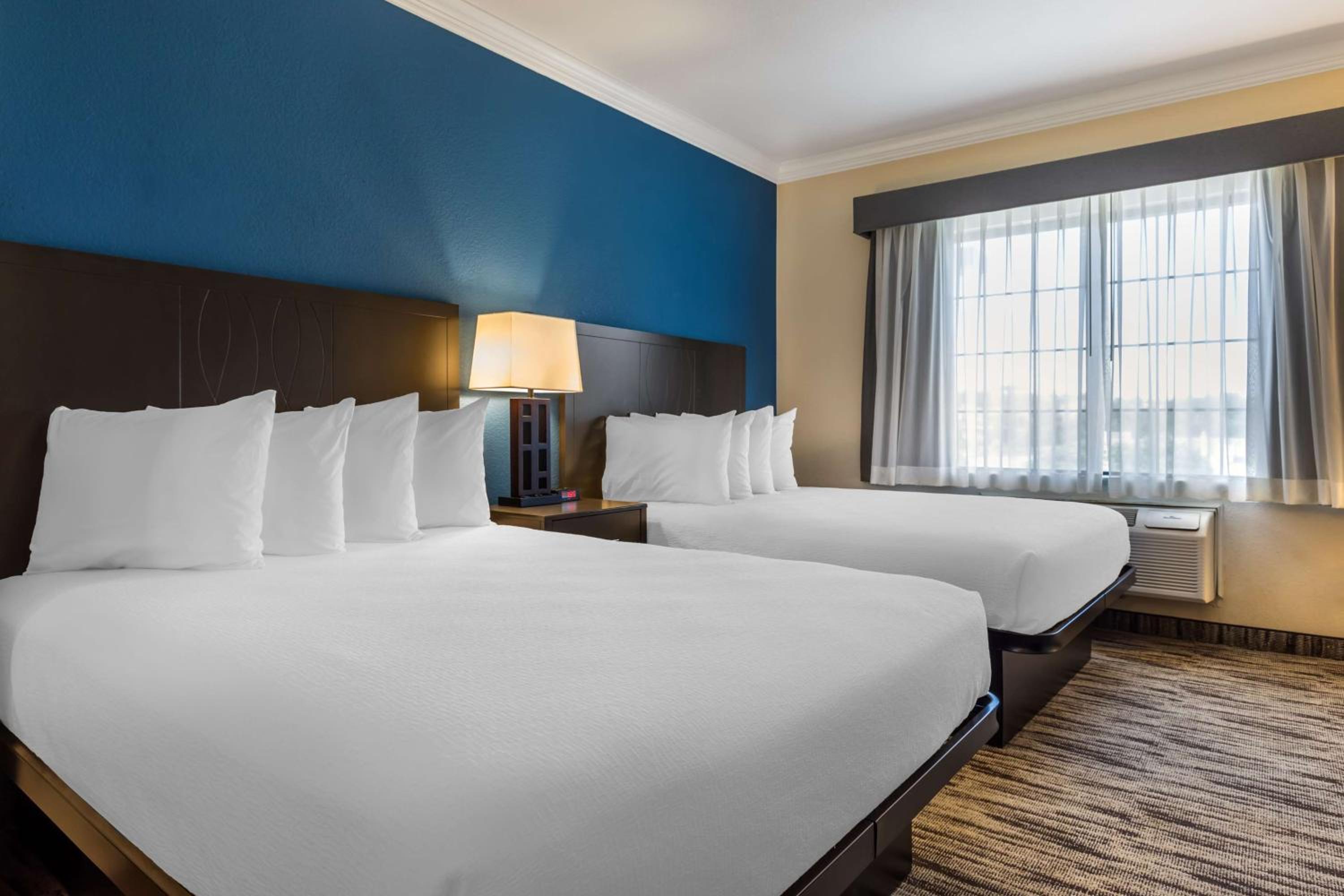 Queen Suite with Two Queen Beds and Sofa Bed photo 3