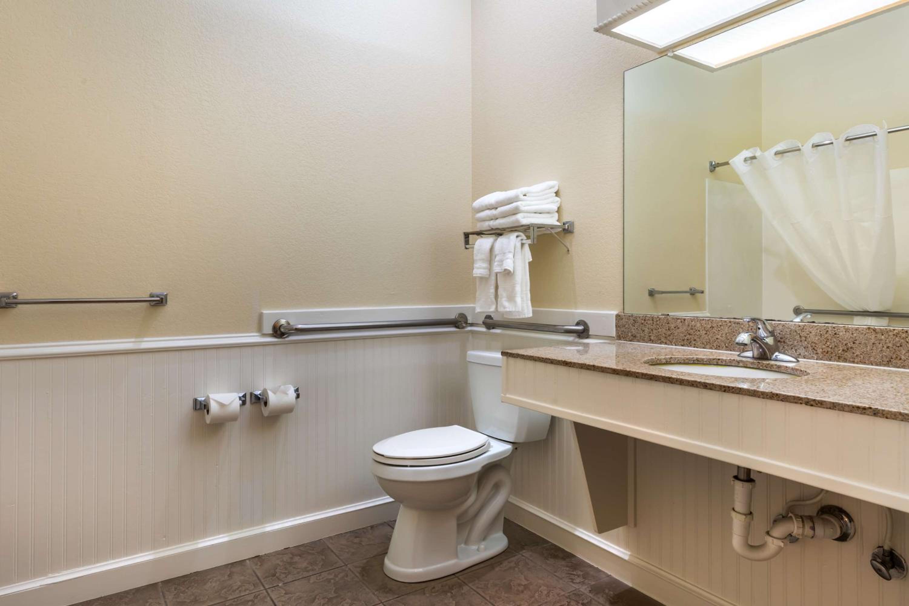 King Suite with Bath Tub - Mobility Accessible photo 3