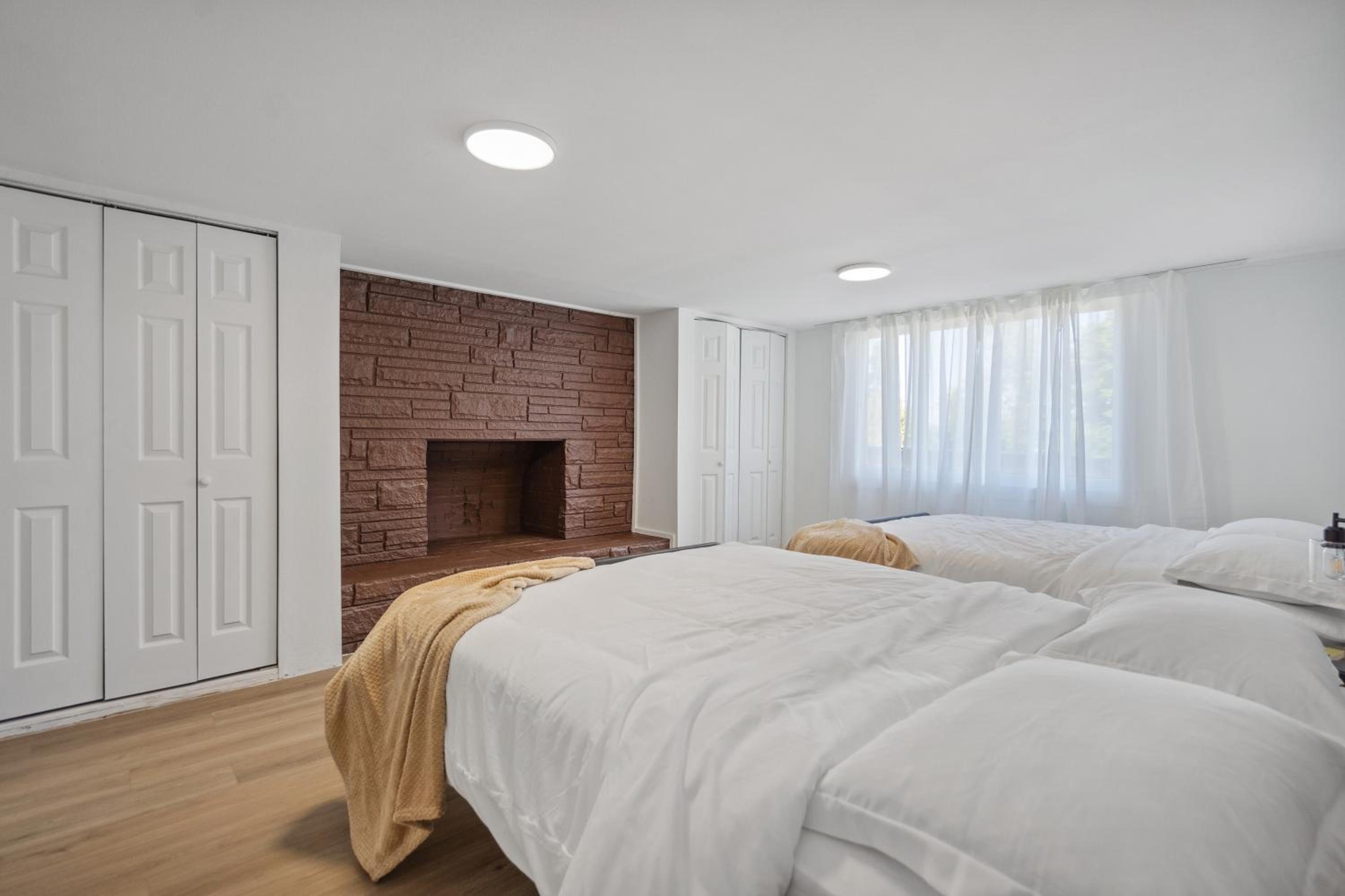 Five-Bedroom House photo 3