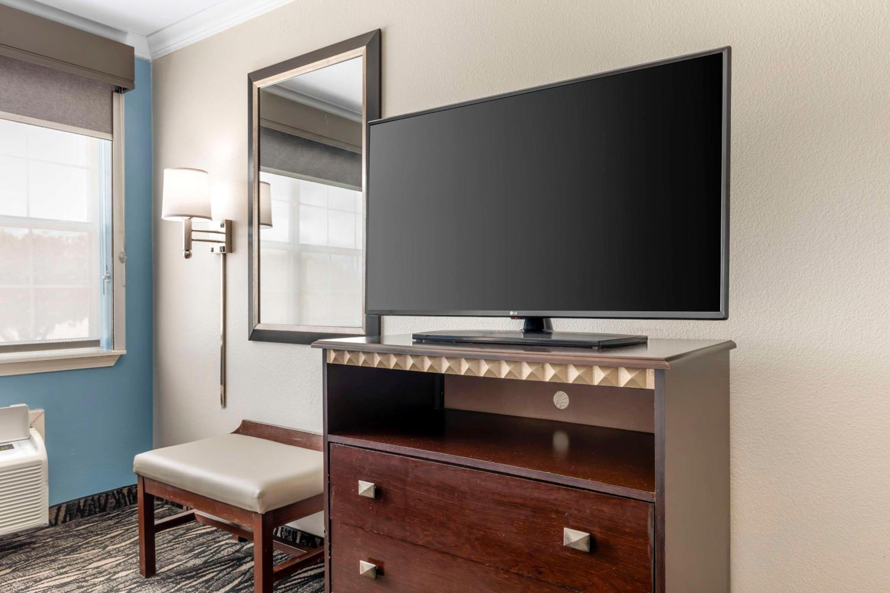 Superior King Room with Sofa Bed - Non-Smoking - Photo 3