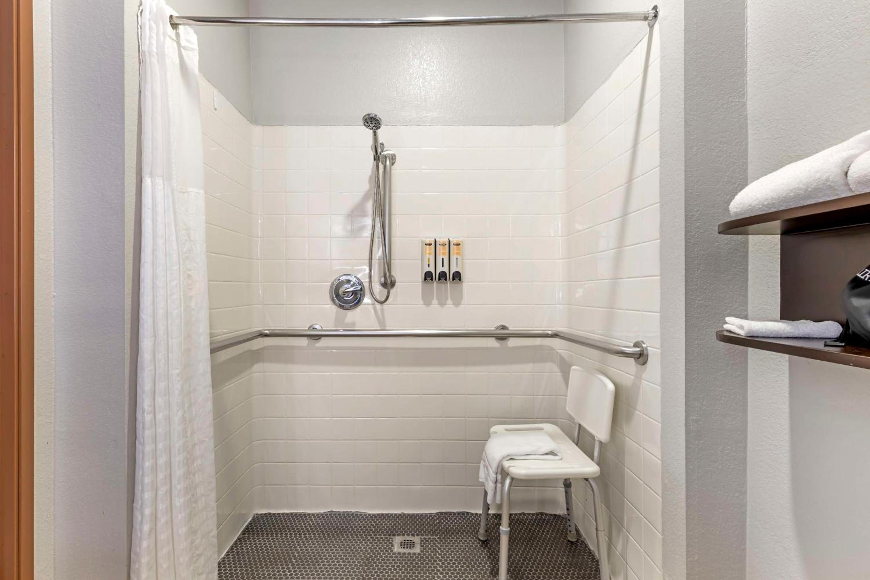King Room With Roll-In Shower - Non-Smoking - Photo 4