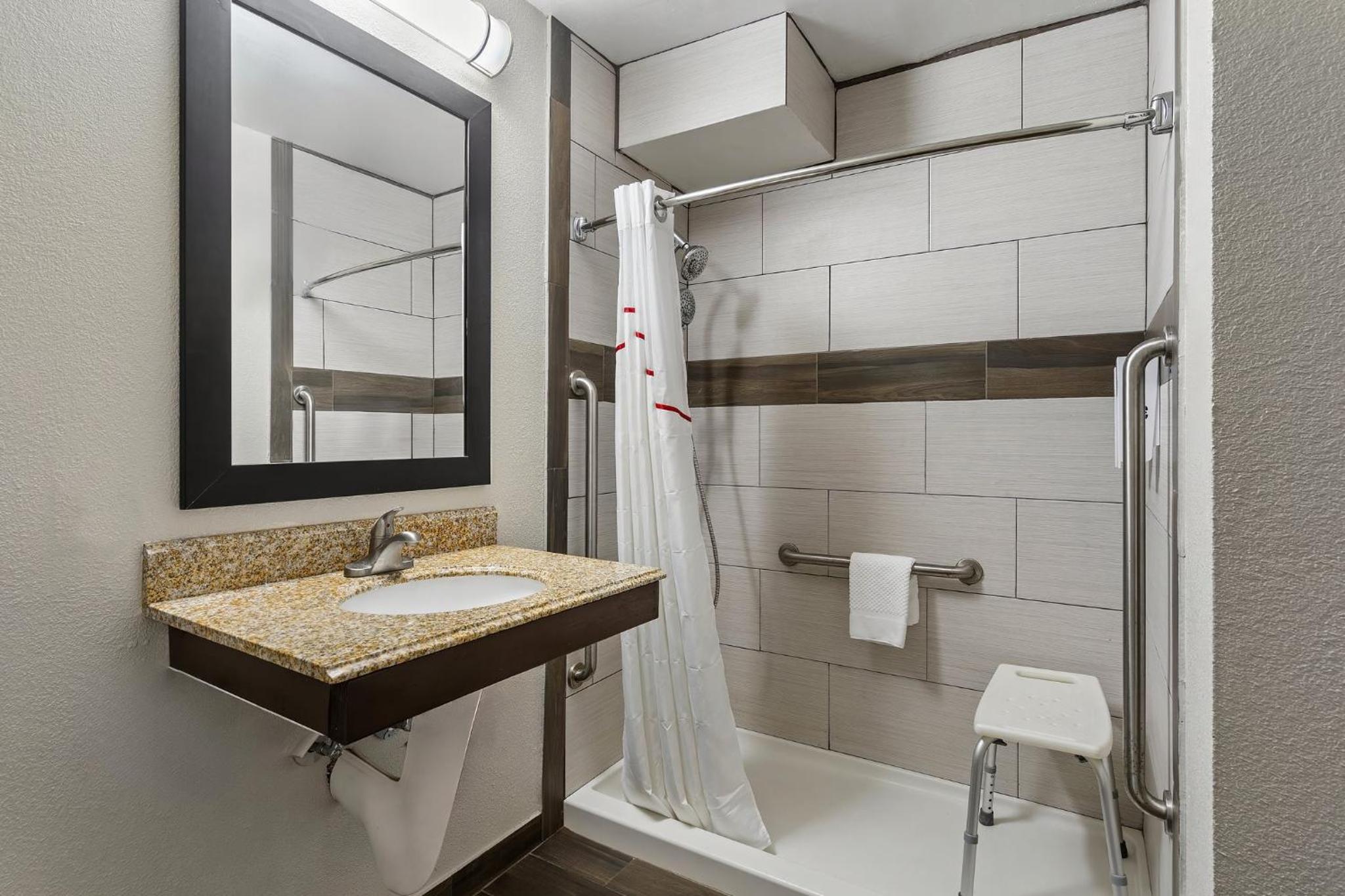 Deluxe Room with One Queen Bed Disability Access Non-Smoking - Photo 4