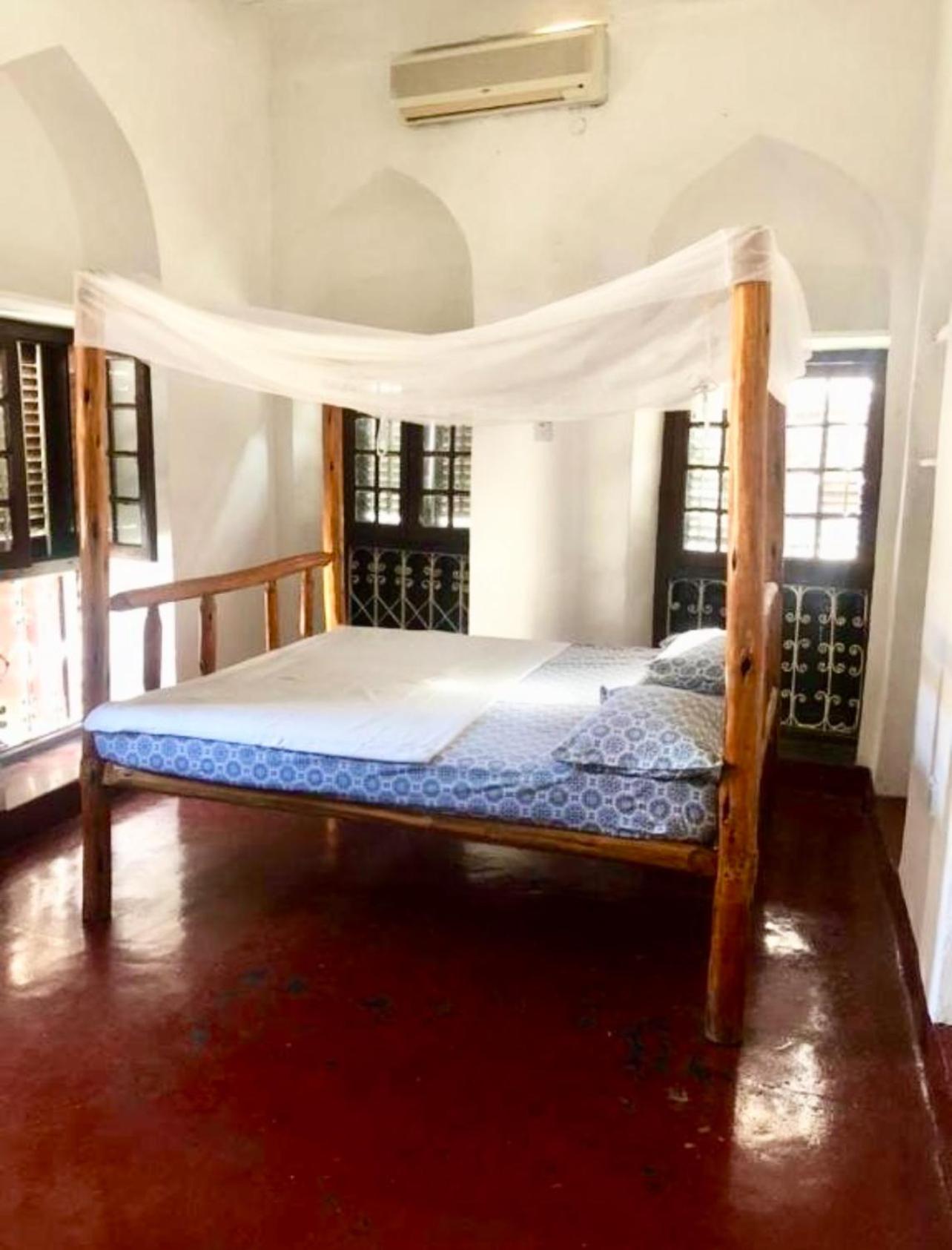 Standard Twin Room With Shared Bathroom