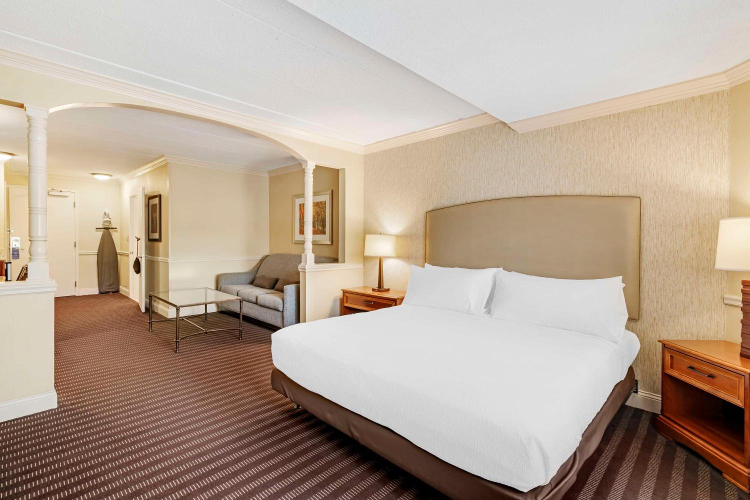 King Suite with Bath Tub and Sofa Bed - Disability Access/Non-Smoking - Photo 5
