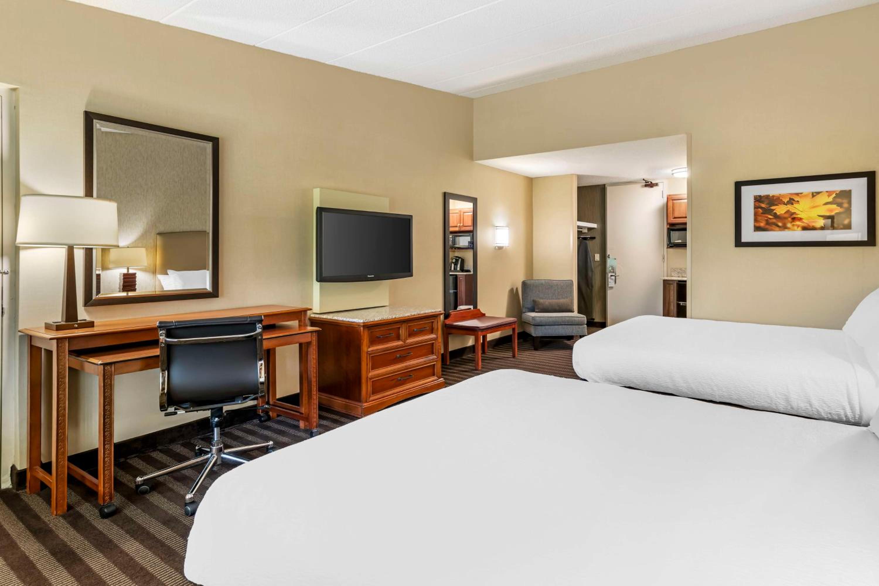 Queen Room with Two Queen Beds - Photo 3