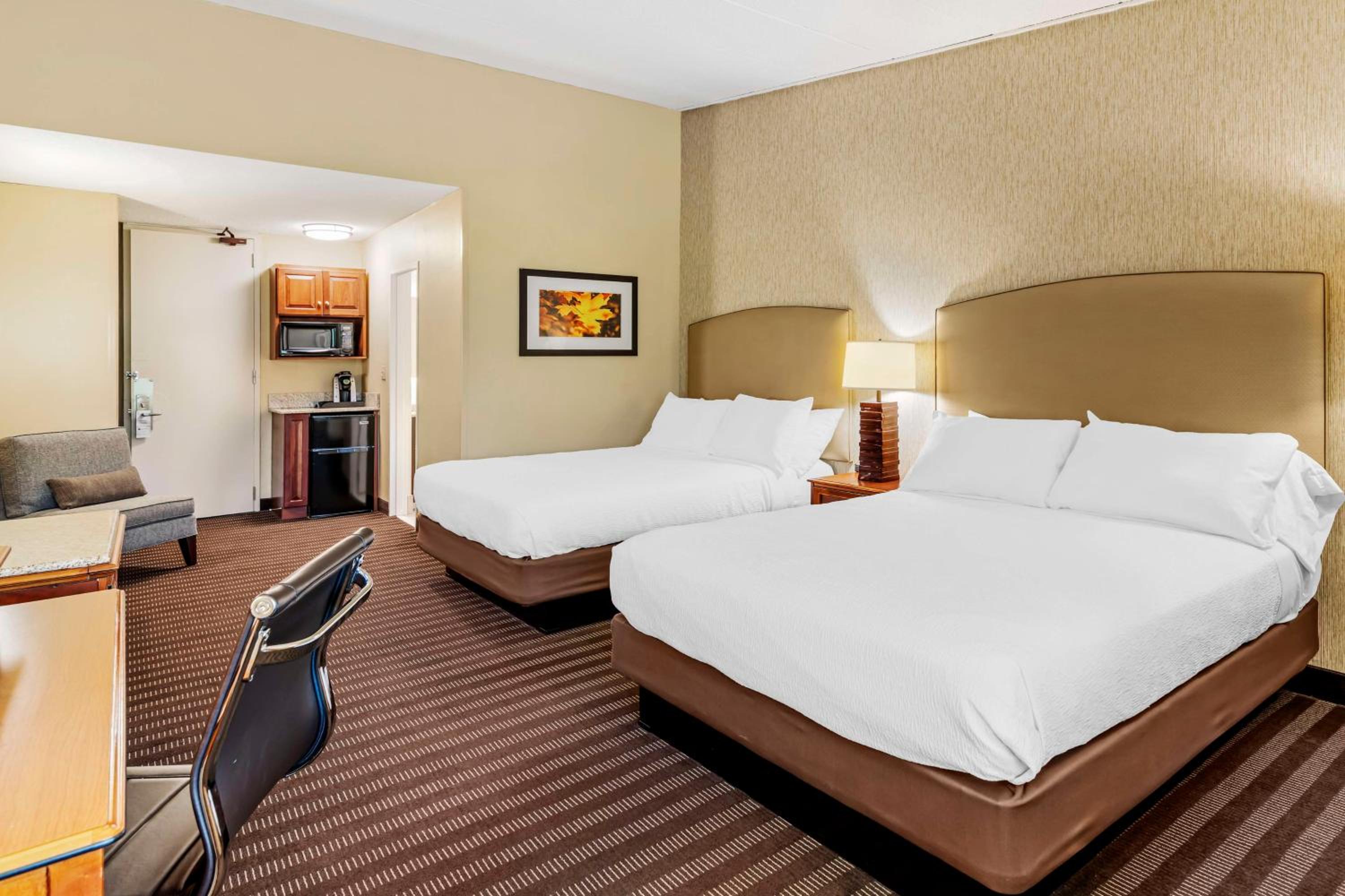 Queen Room with Two Queen Beds - Photo 2
