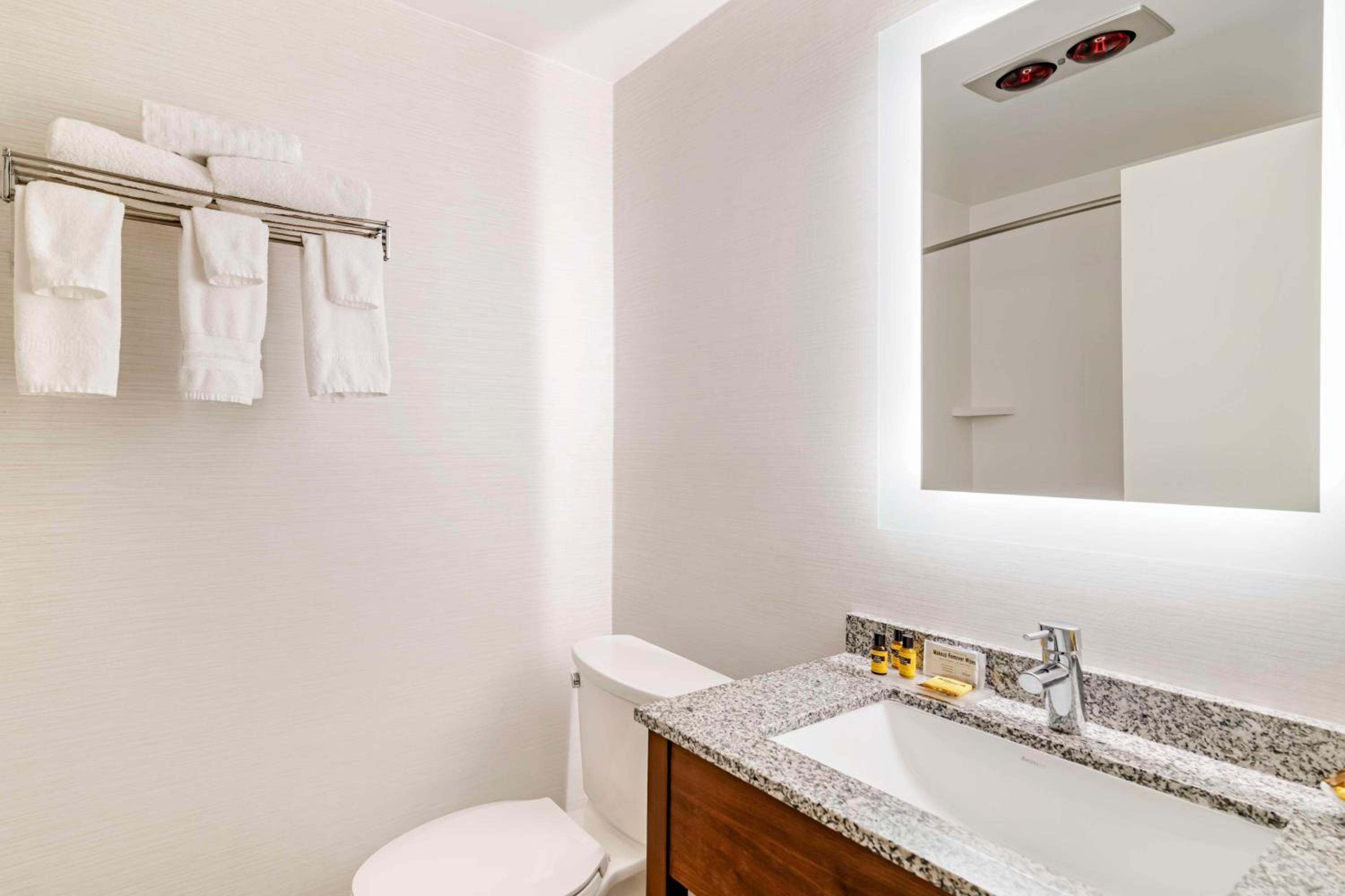 King Suite - Non-Smoking - Photo 3