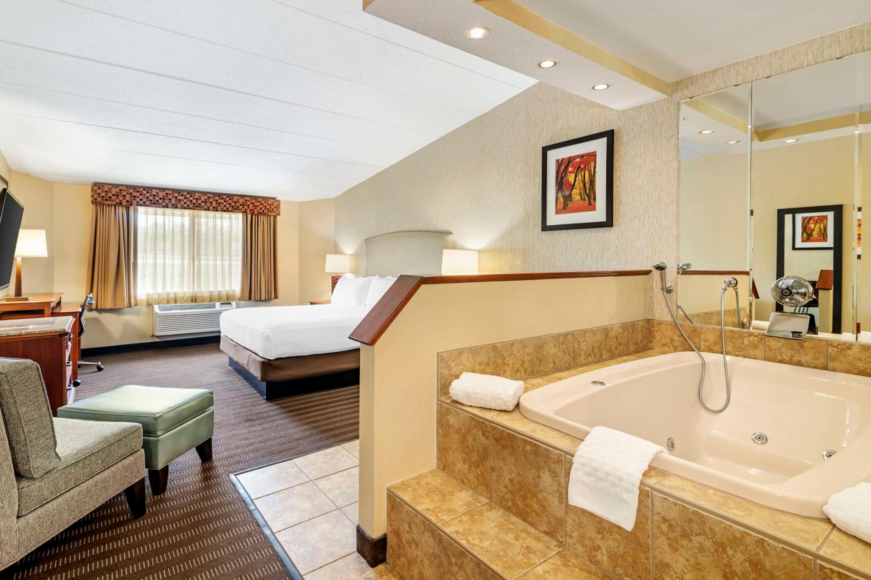 King Suite - Non-Smoking - Photo 1