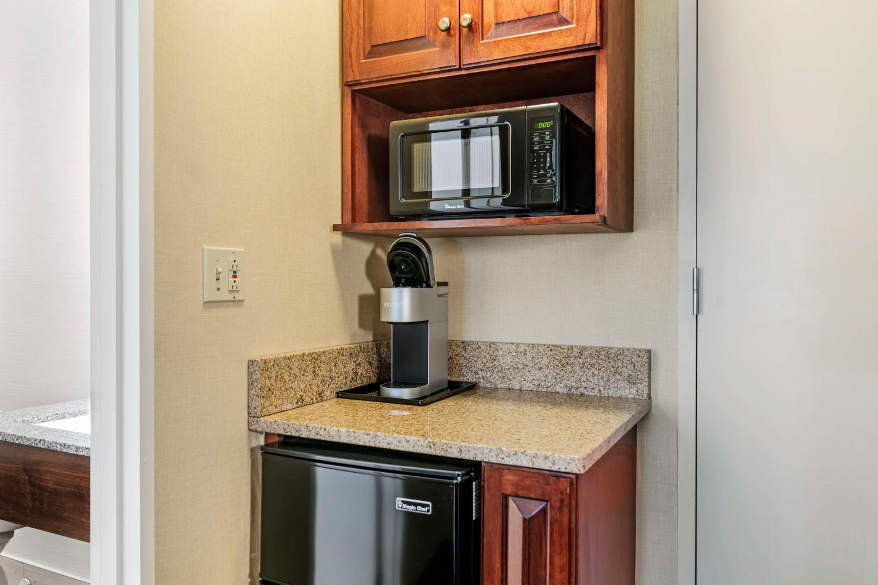 King Suite - Non-Smoking - Photo 2
