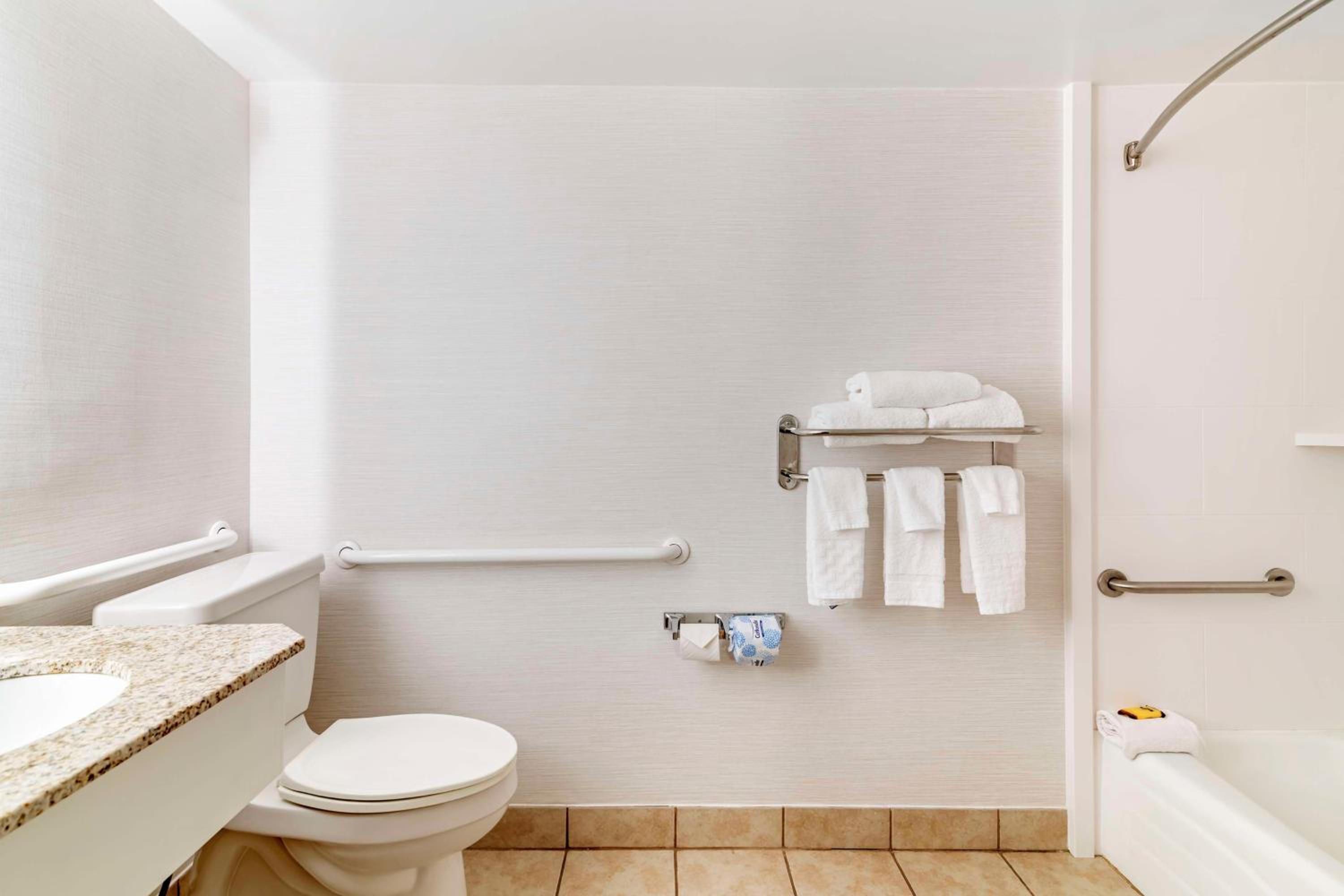 King Room with Bath Tub - Disability Access/Non-Smoking  - Photo 5