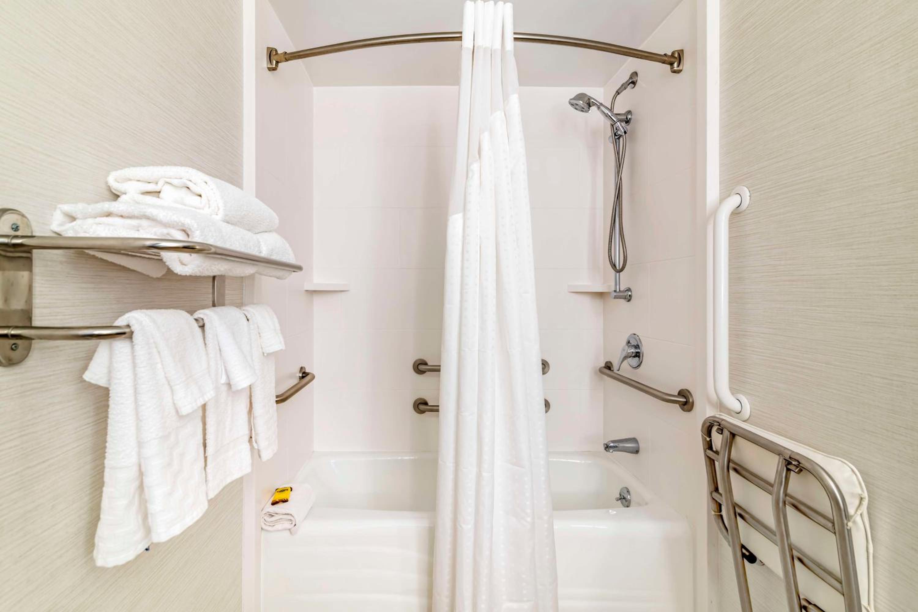 King Room with Bath Tub - Disability Access/Non-Smoking  - Photo 4