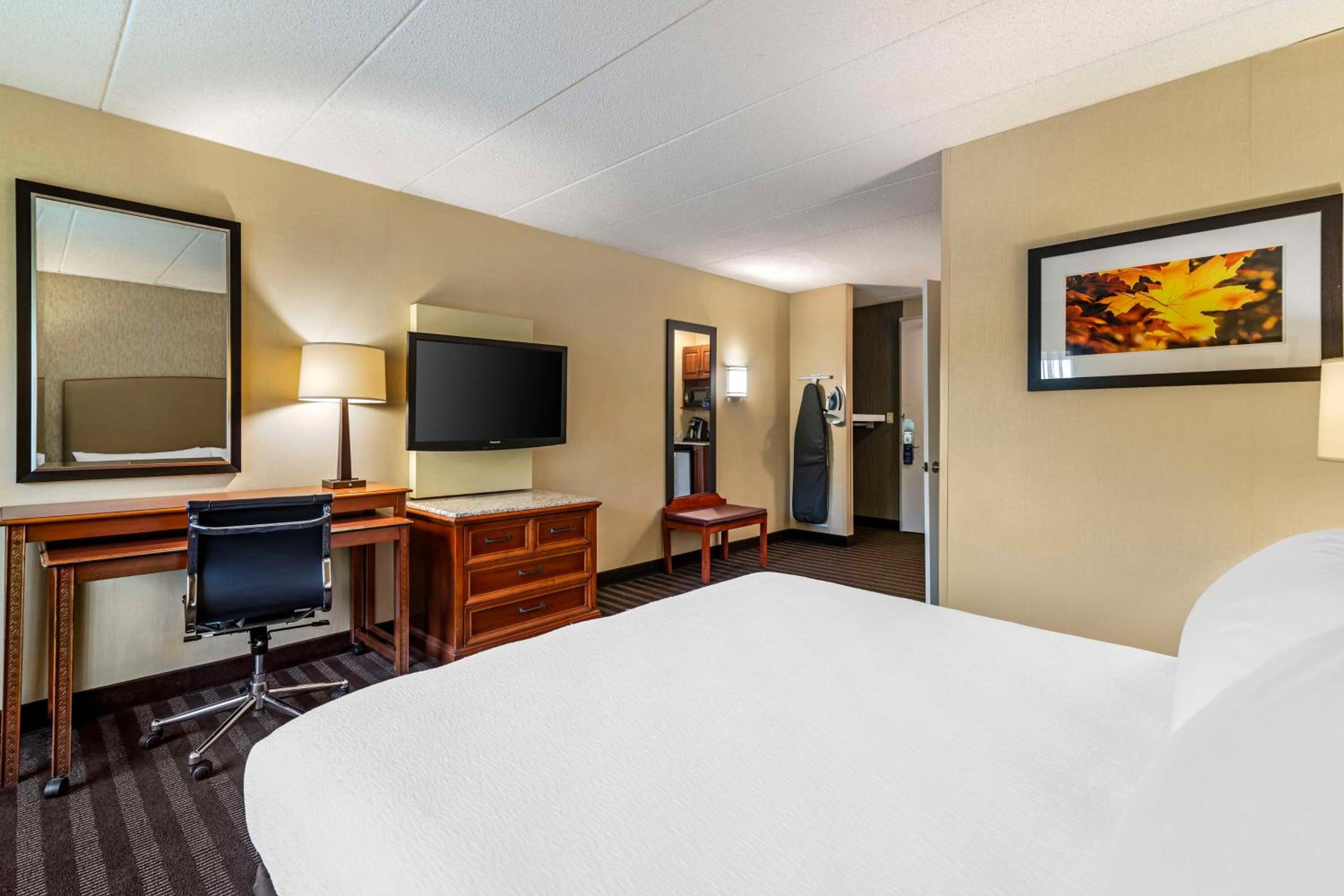 King Room with Bath Tub - Disability Access/Non-Smoking  - Photo 2