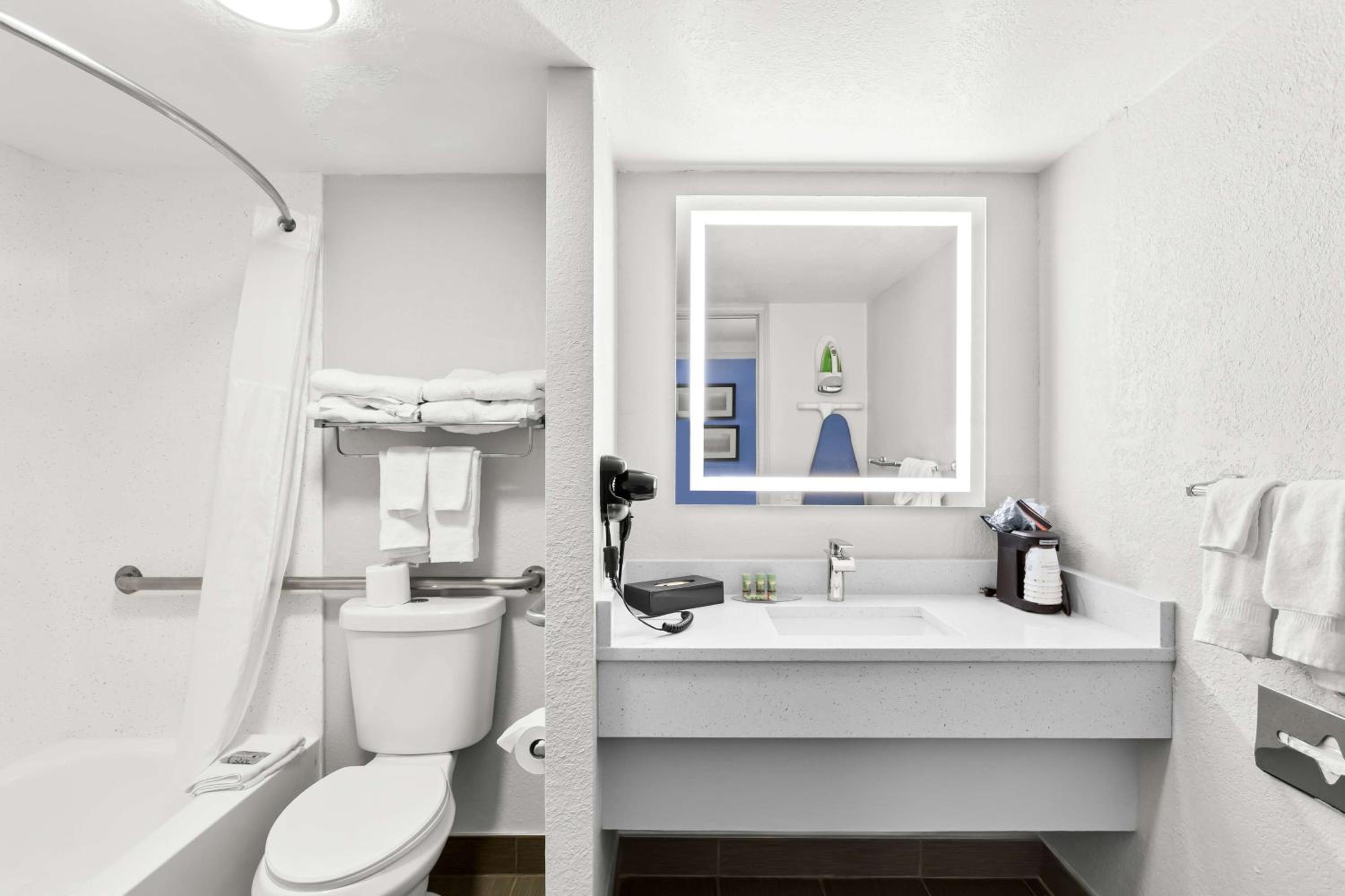 Queen Room with Two Queen Beds and Bath Tub - Disability Access - Photo 2