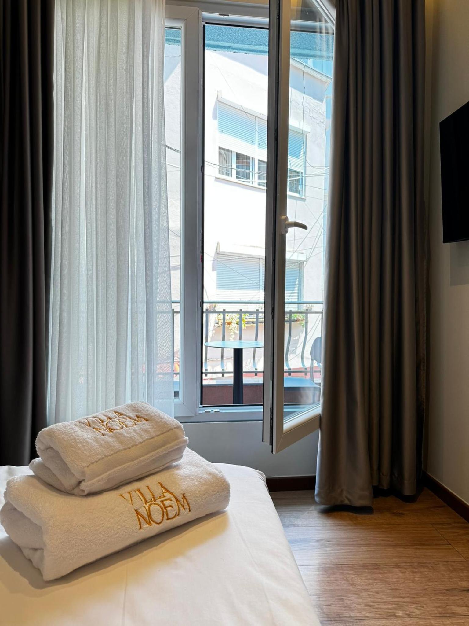 Deluxe Double Room with Balcony photo 3