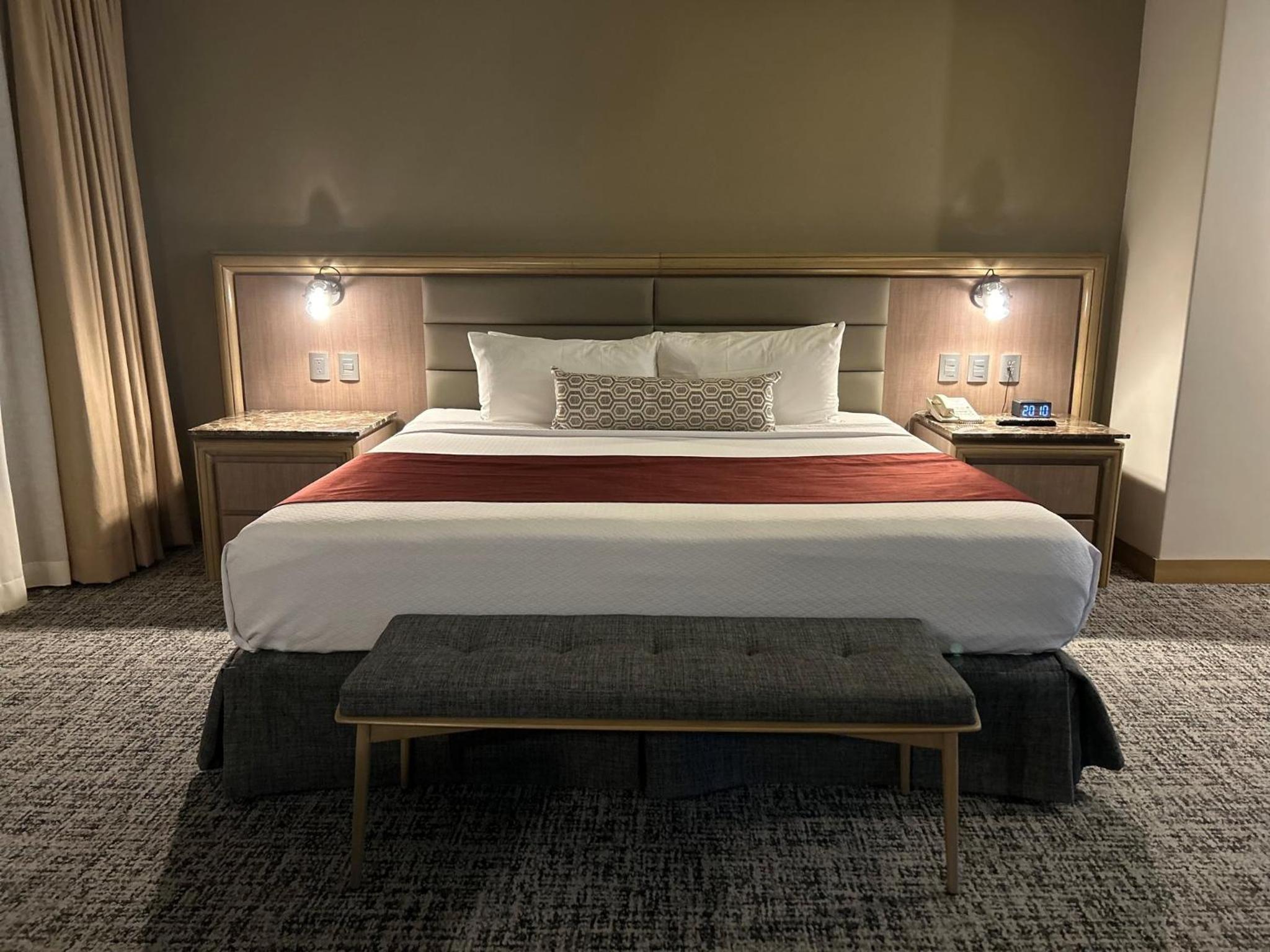Standard King Room - Photo 5
