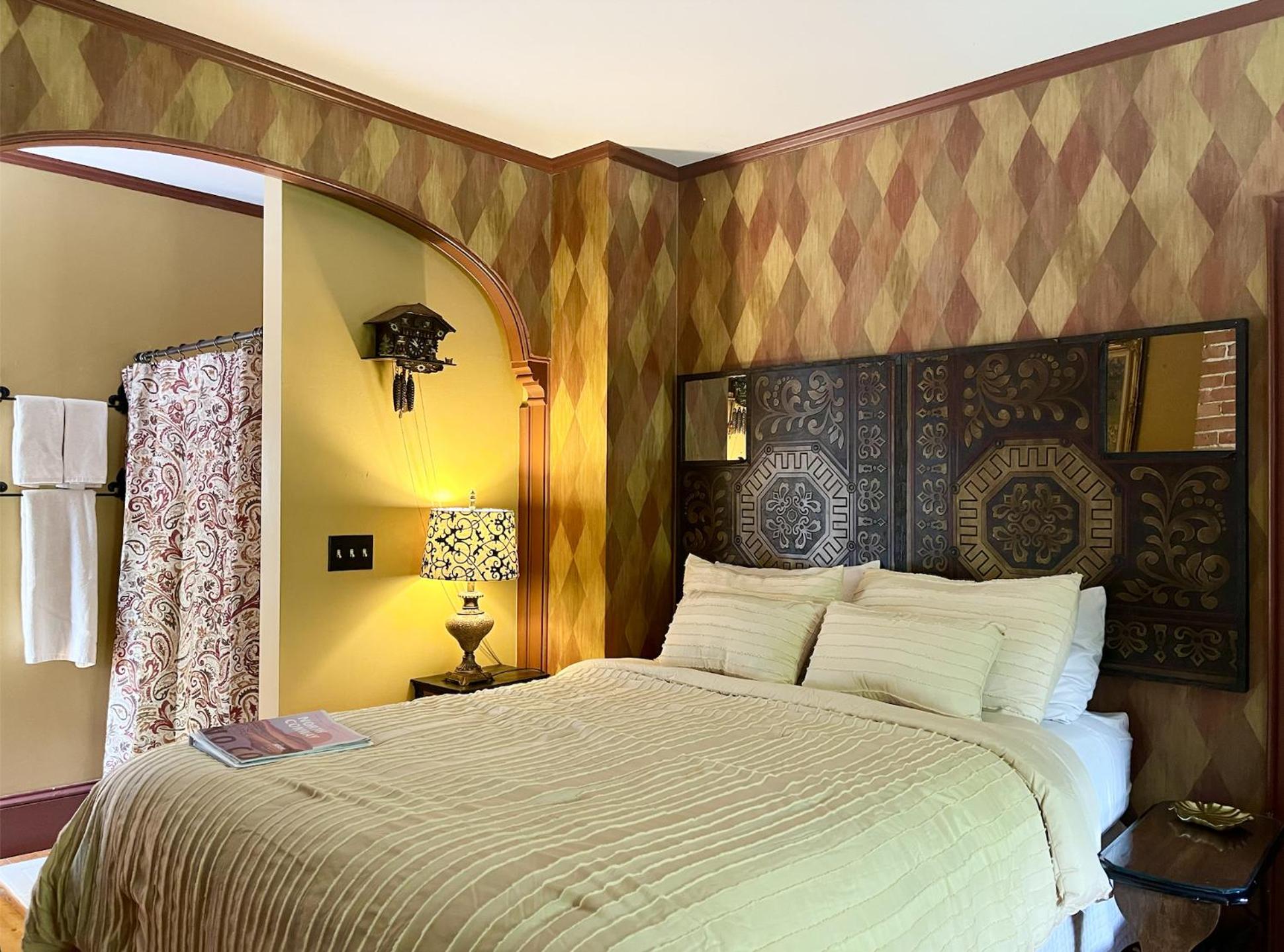 Deluxe Queen Suite