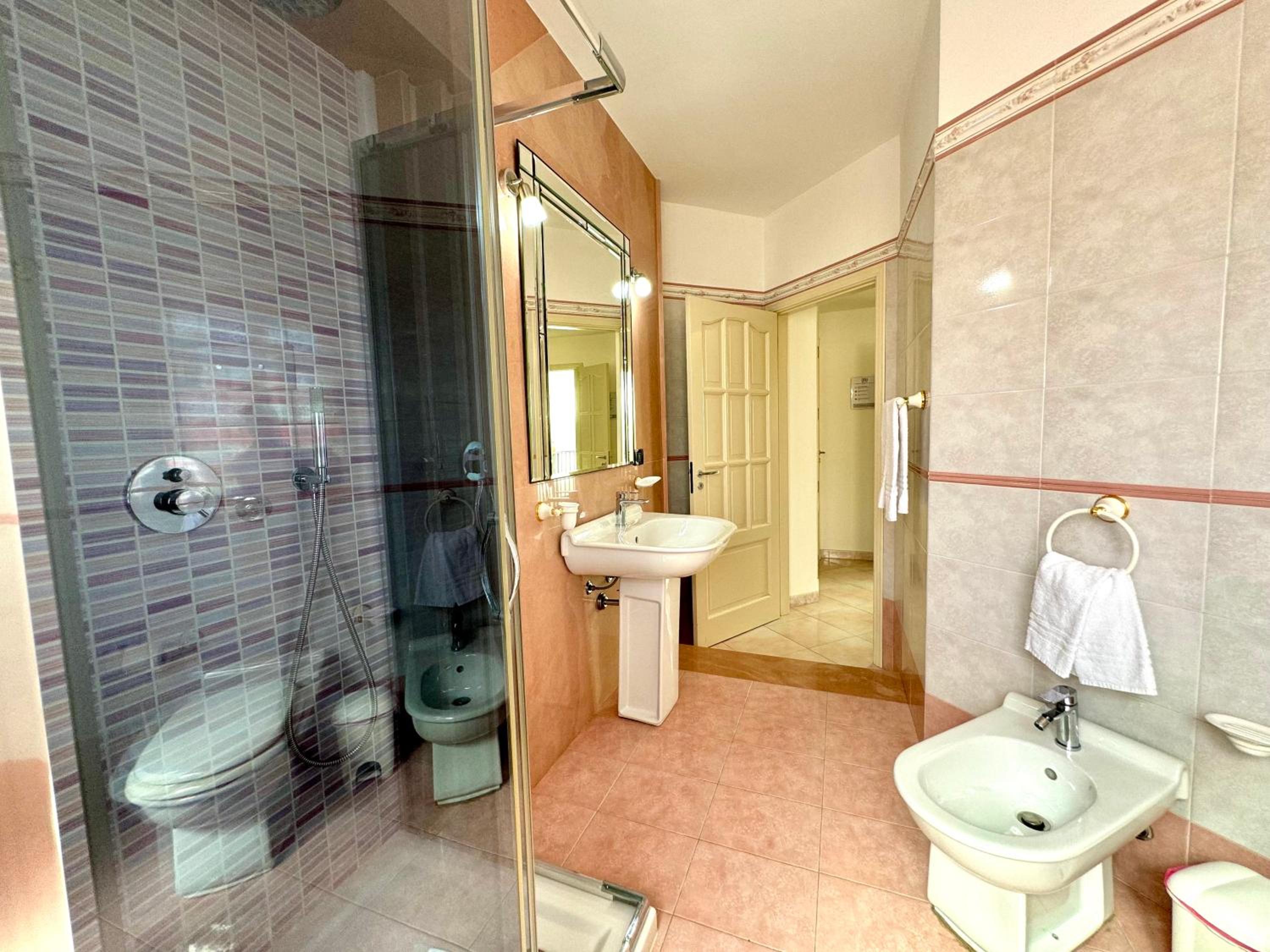 Quadruple Room with Private Bathroom photo 2