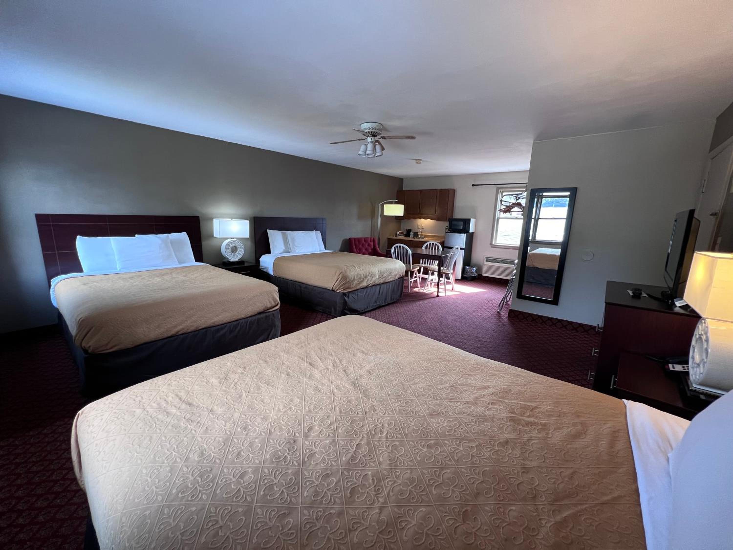 Queen Suite with Two Queen Beds and One Double Bed - Non Smoking photo 1