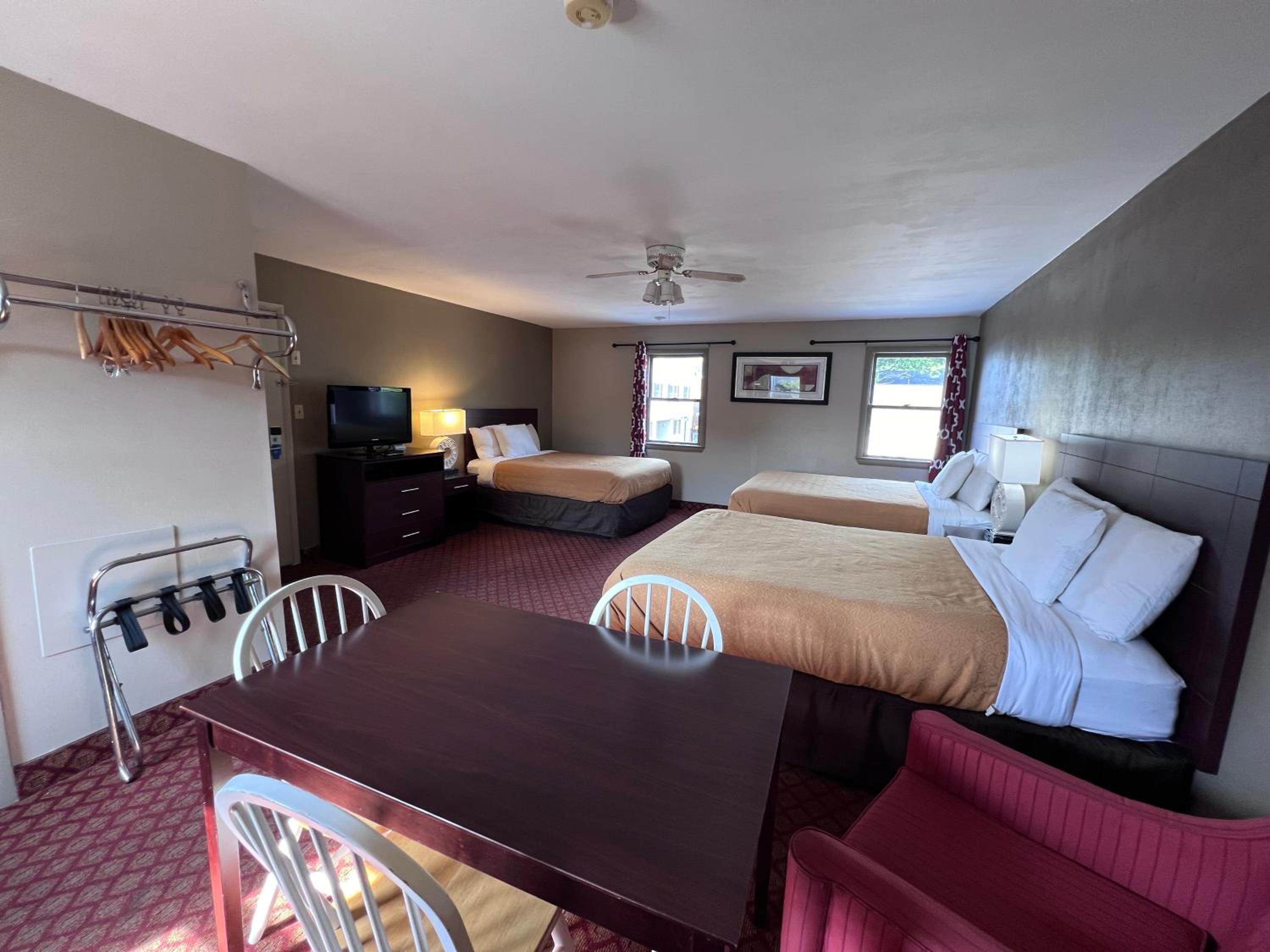 Queen Suite with Two Queen Beds and One Double Bed - Non Smoking photo 2