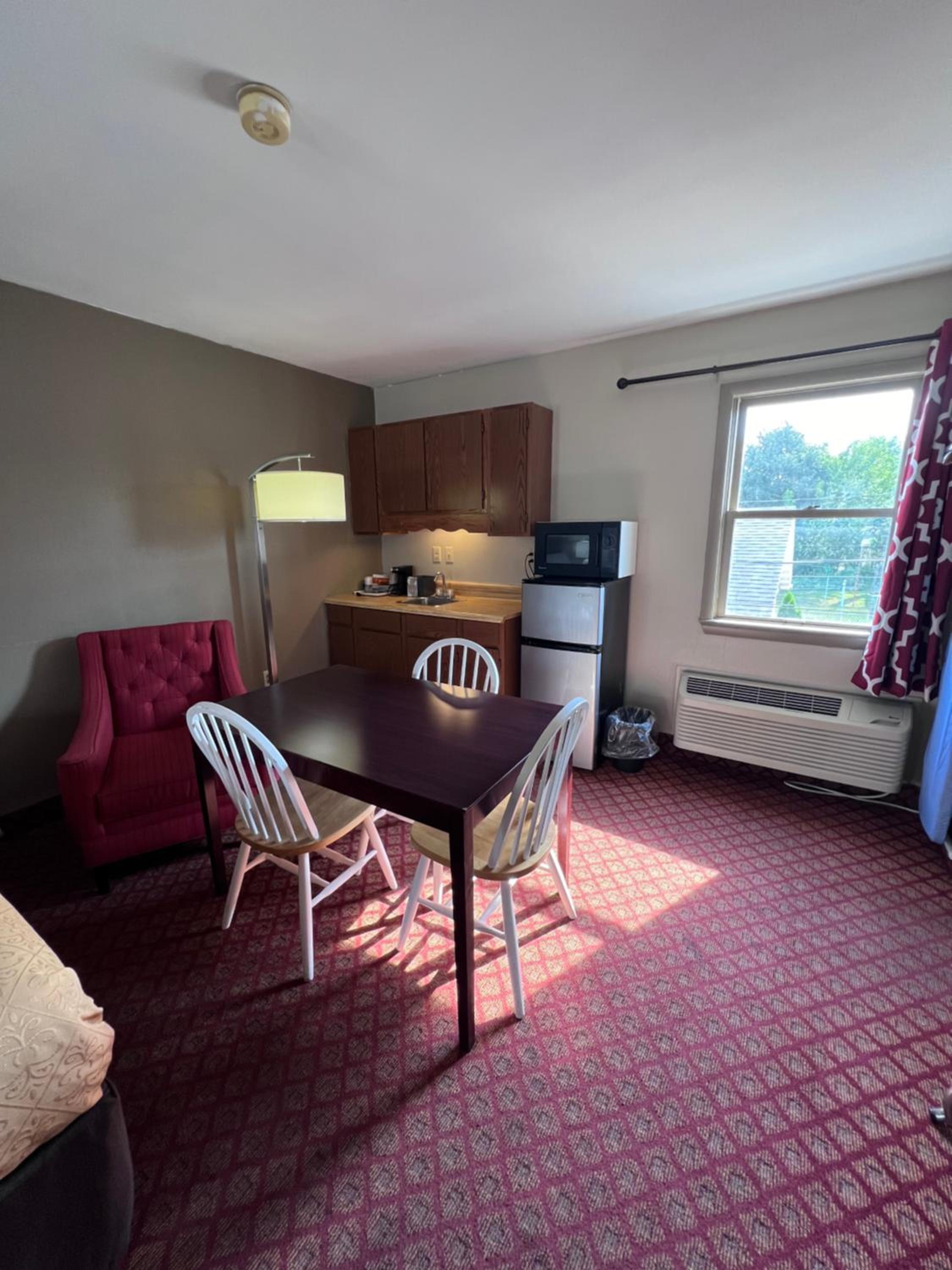 Queen Suite with Two Queen Beds and One Double Bed - Non Smoking photo 3