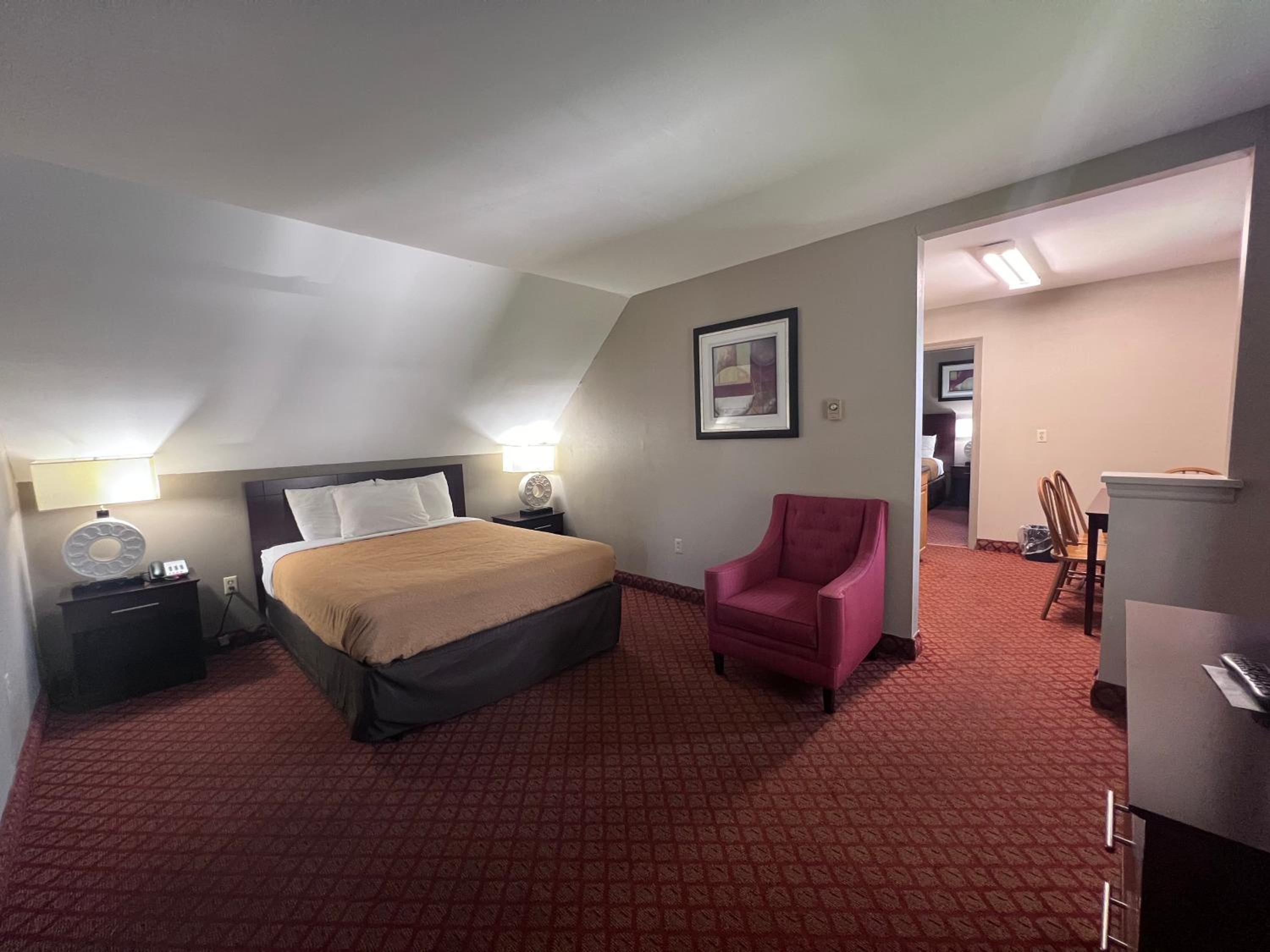 Queen Suite with One Queen Bed and Two Double Beds - Non Smoking photo 1