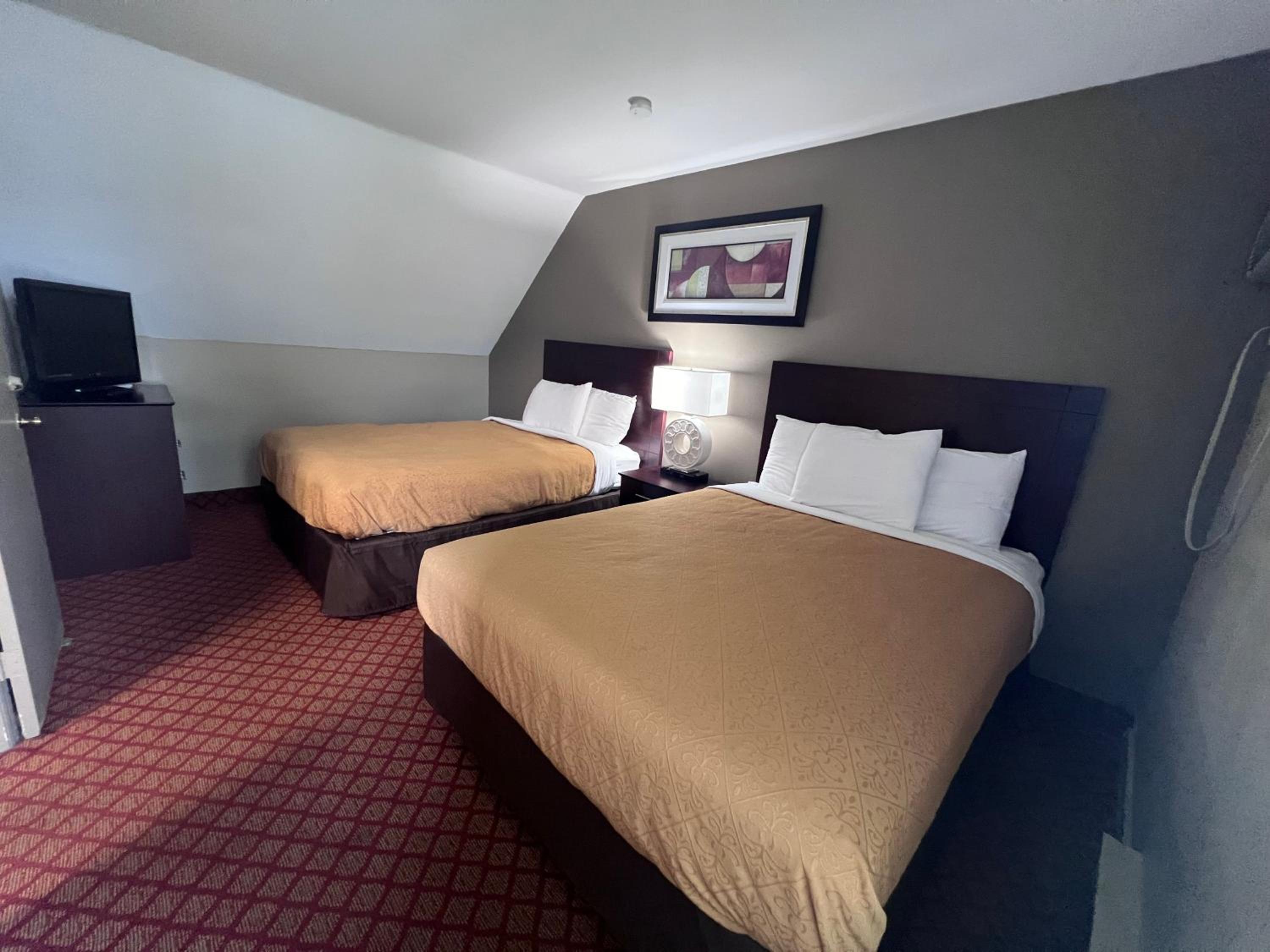 Queen Suite with One Queen Bed and Two Double Beds - Non Smoking photo 2
