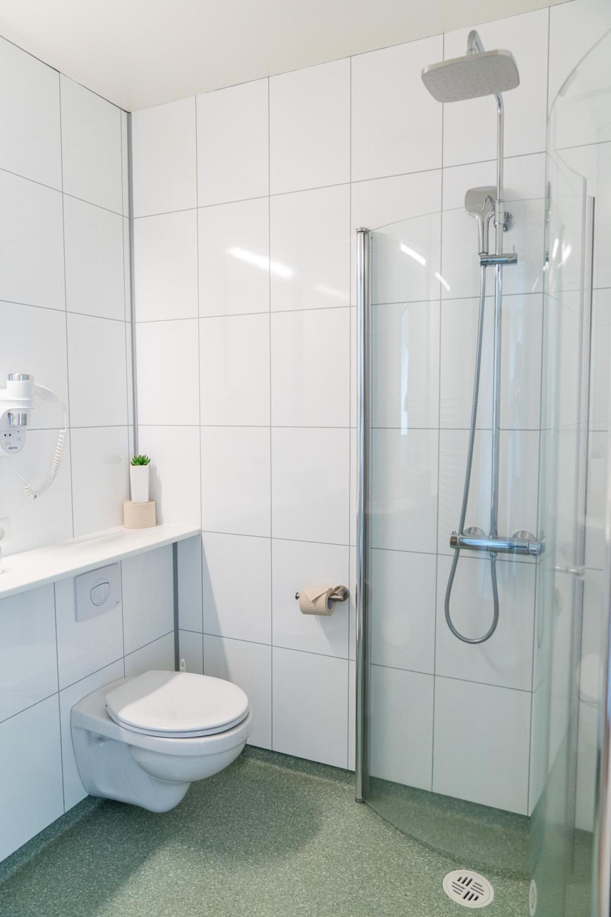 Twin Room with Private Bathroom - Photo 8