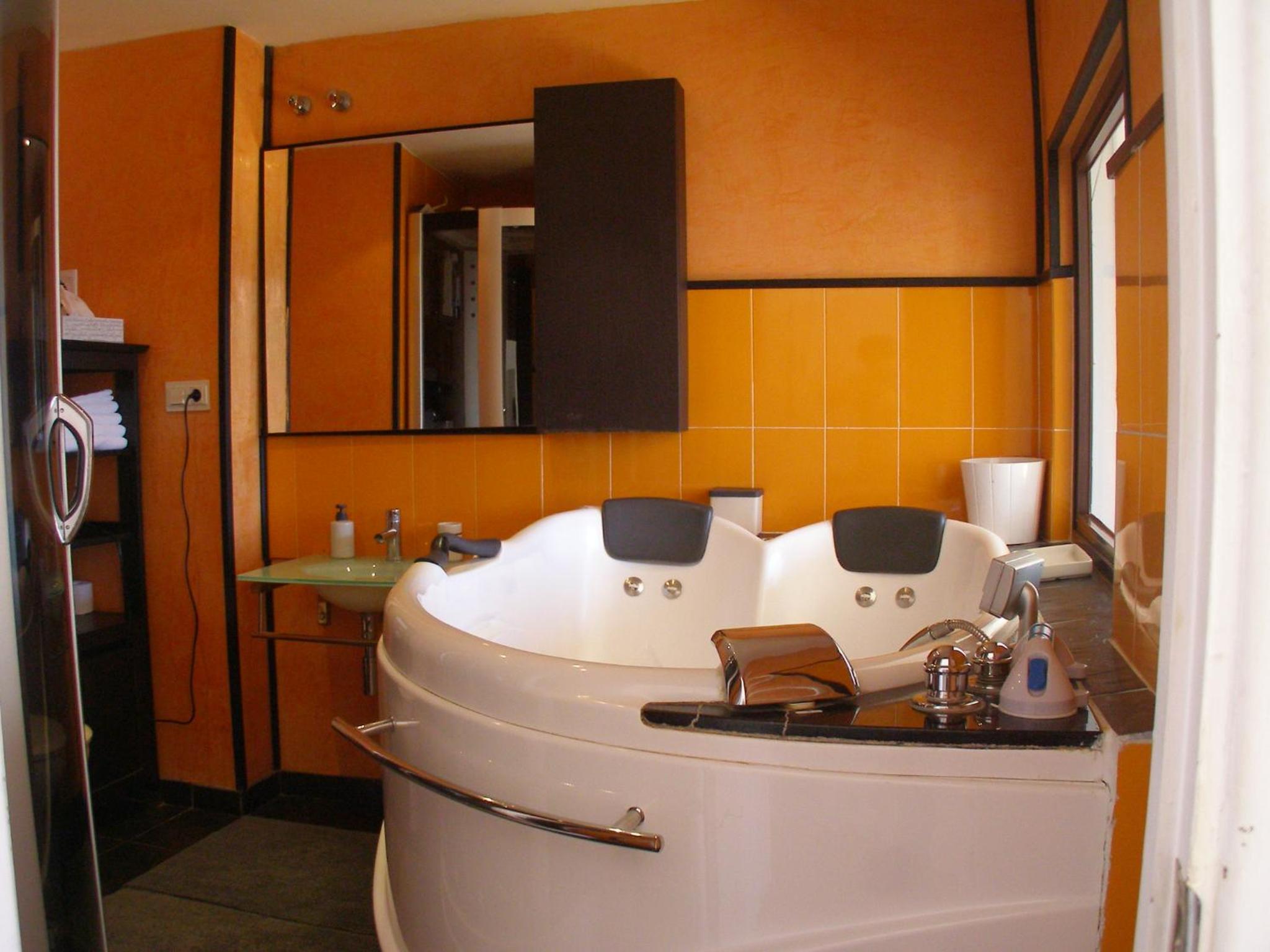 Queen Suite with Spa Bath - Photo 11