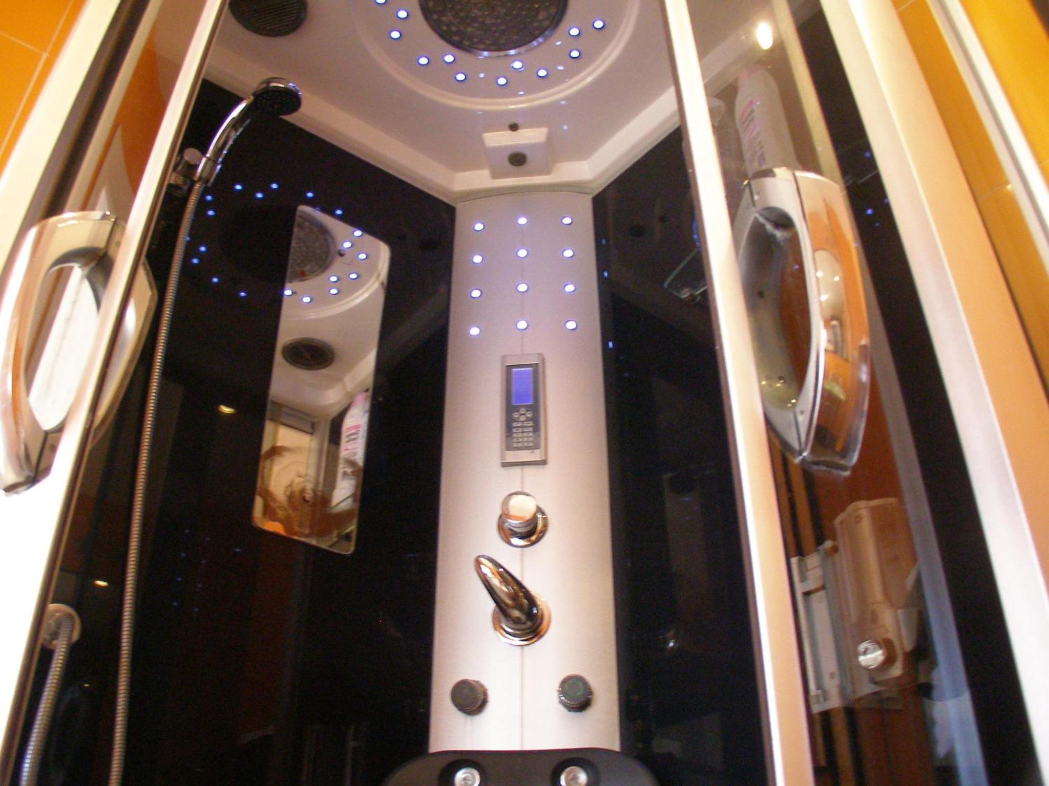 Queen Suite with Spa Bath - Photo 10