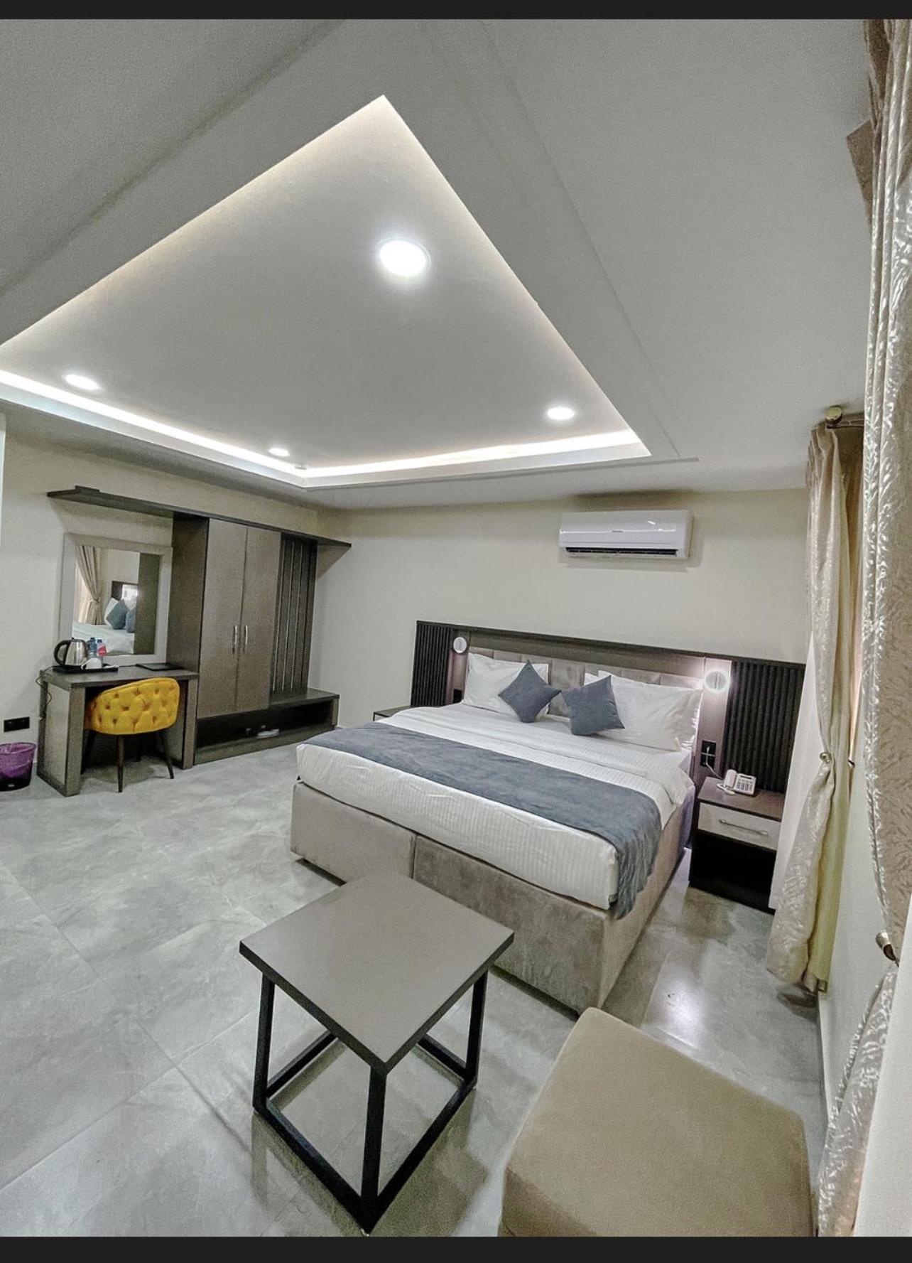 Deluxe King Room photo 1