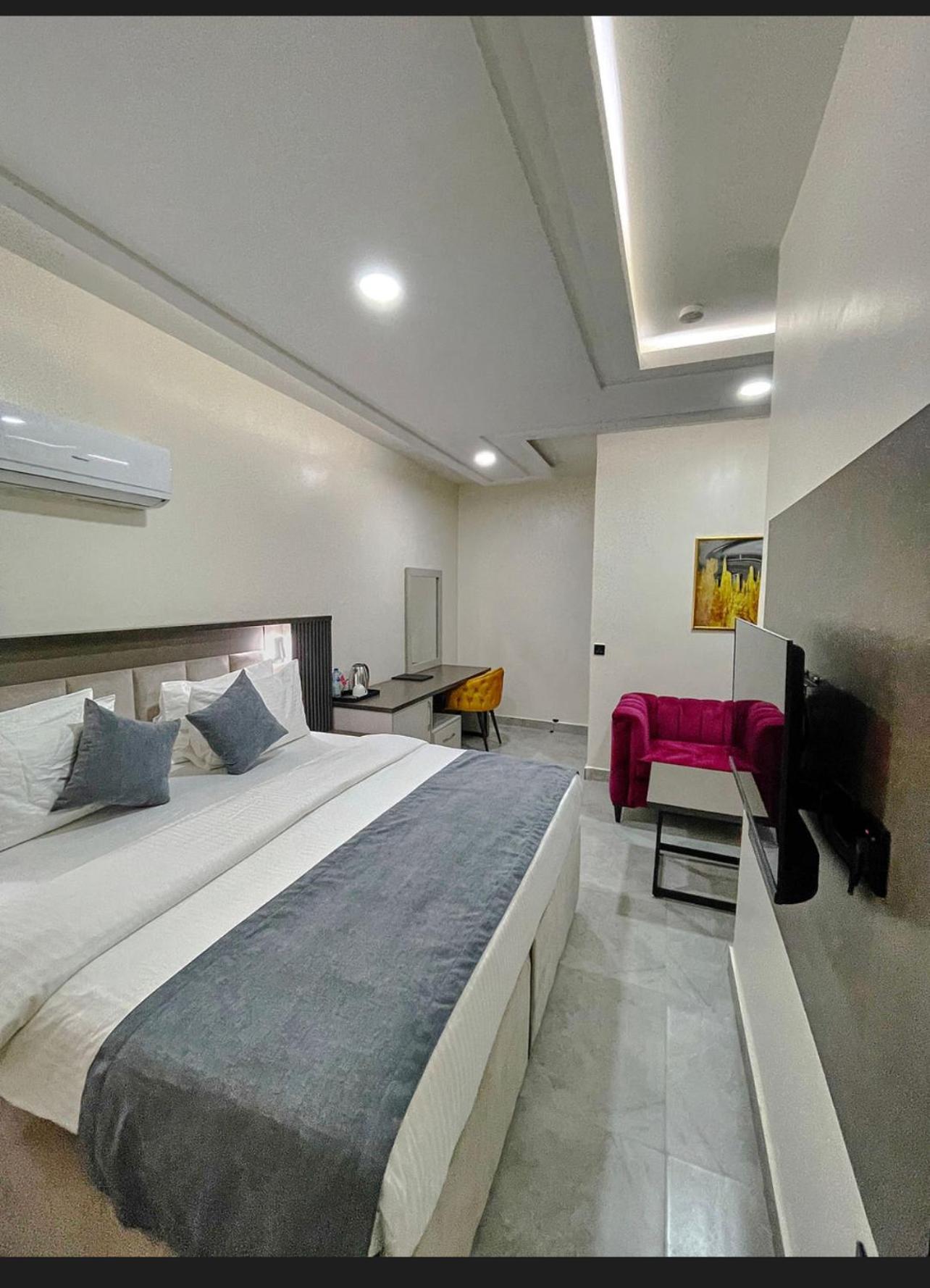 Standard King Room photo 2