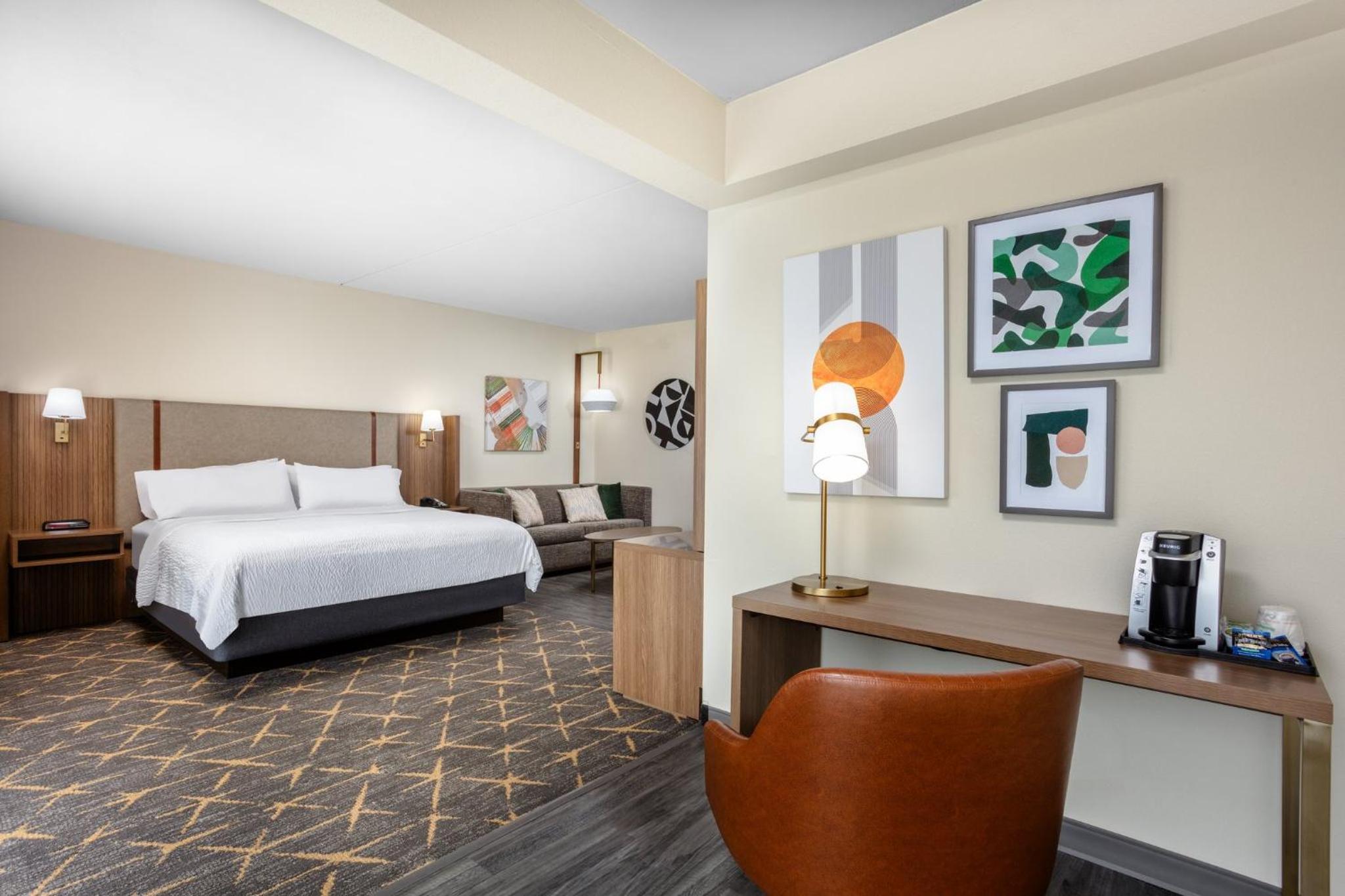 King Suite with Study Area photo 2