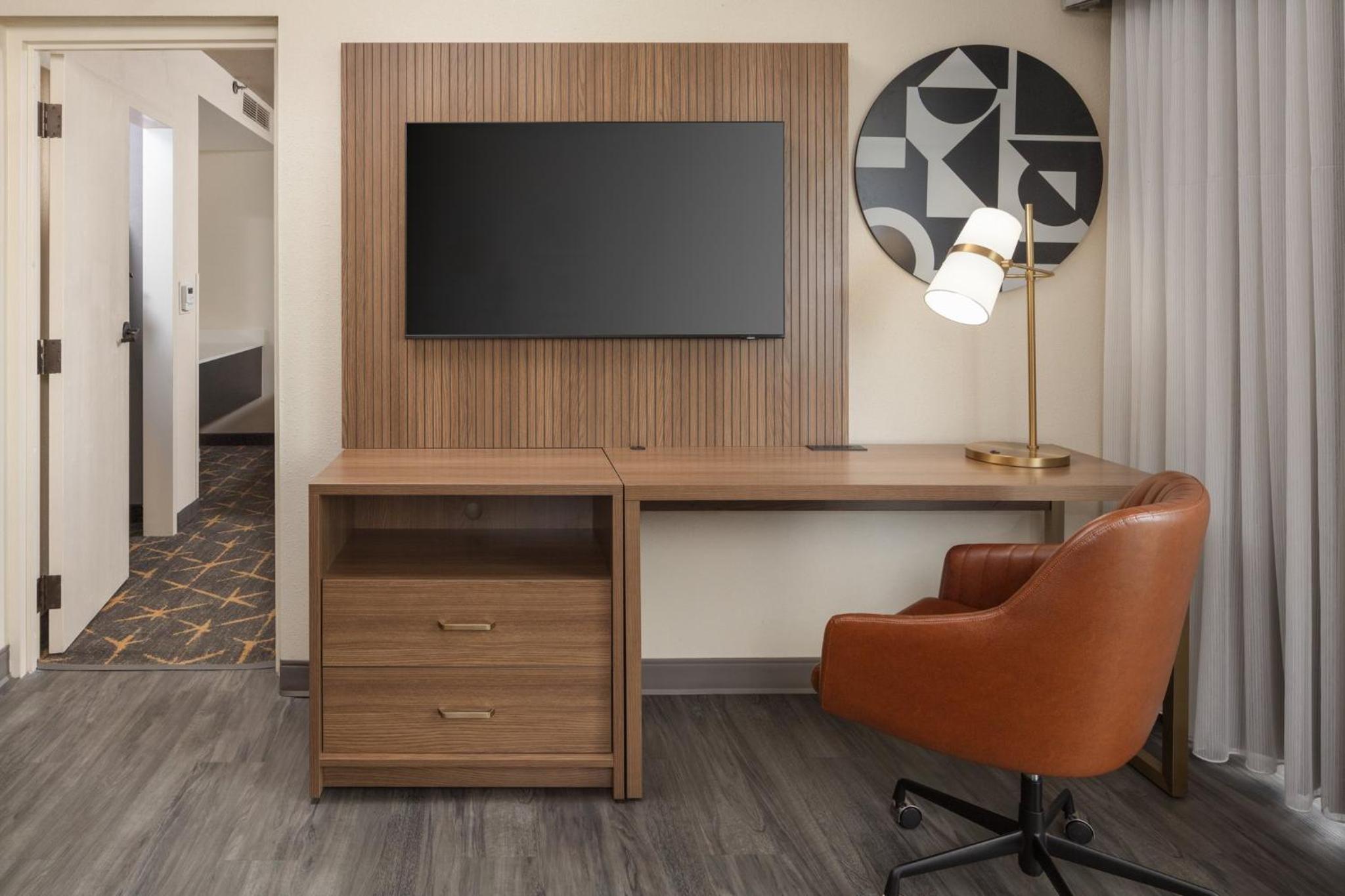 One-Bedroom Suite with Wet Bar photo 2