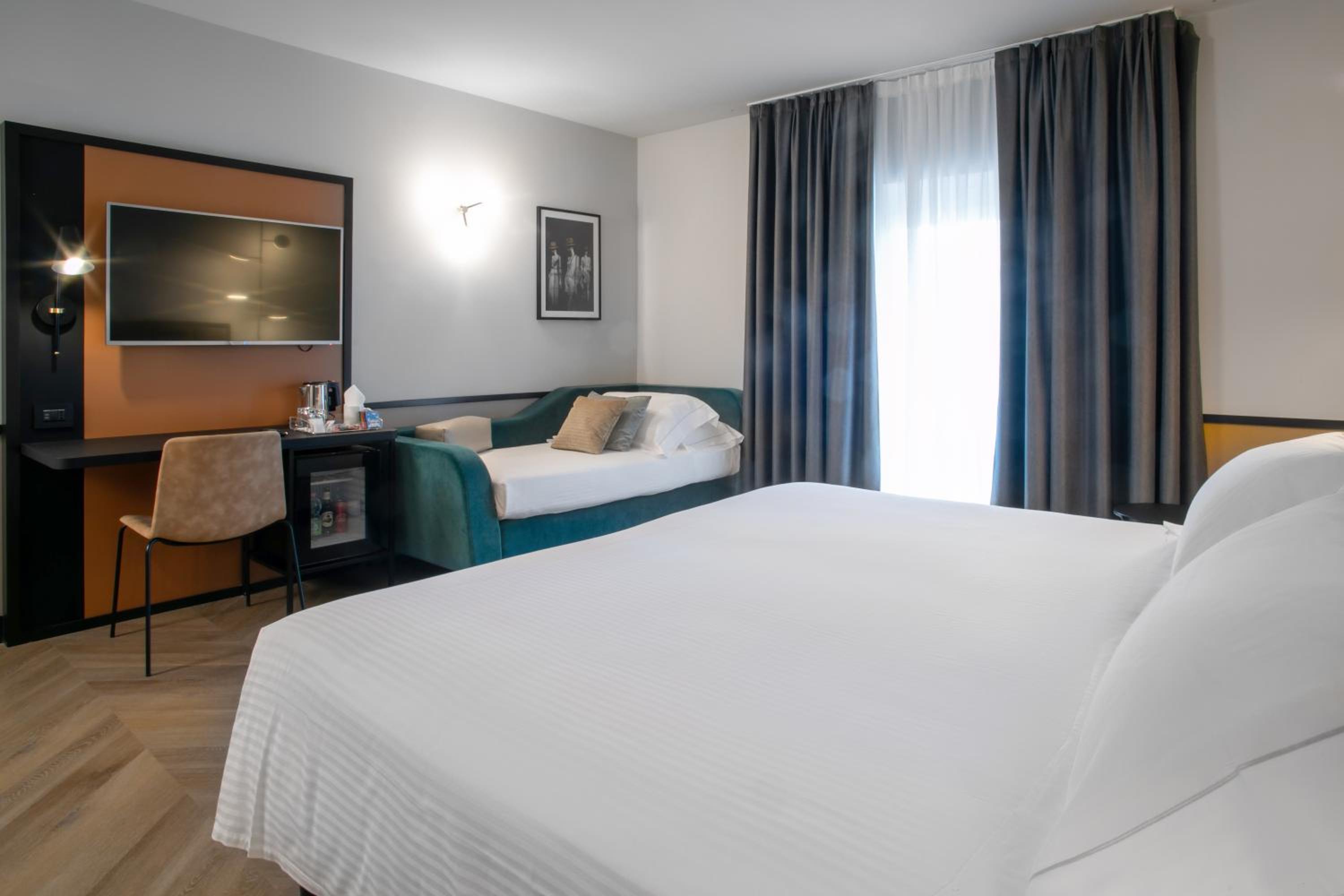 Deluxe Room with One Queen Bed and One Single Bed - Photo 4