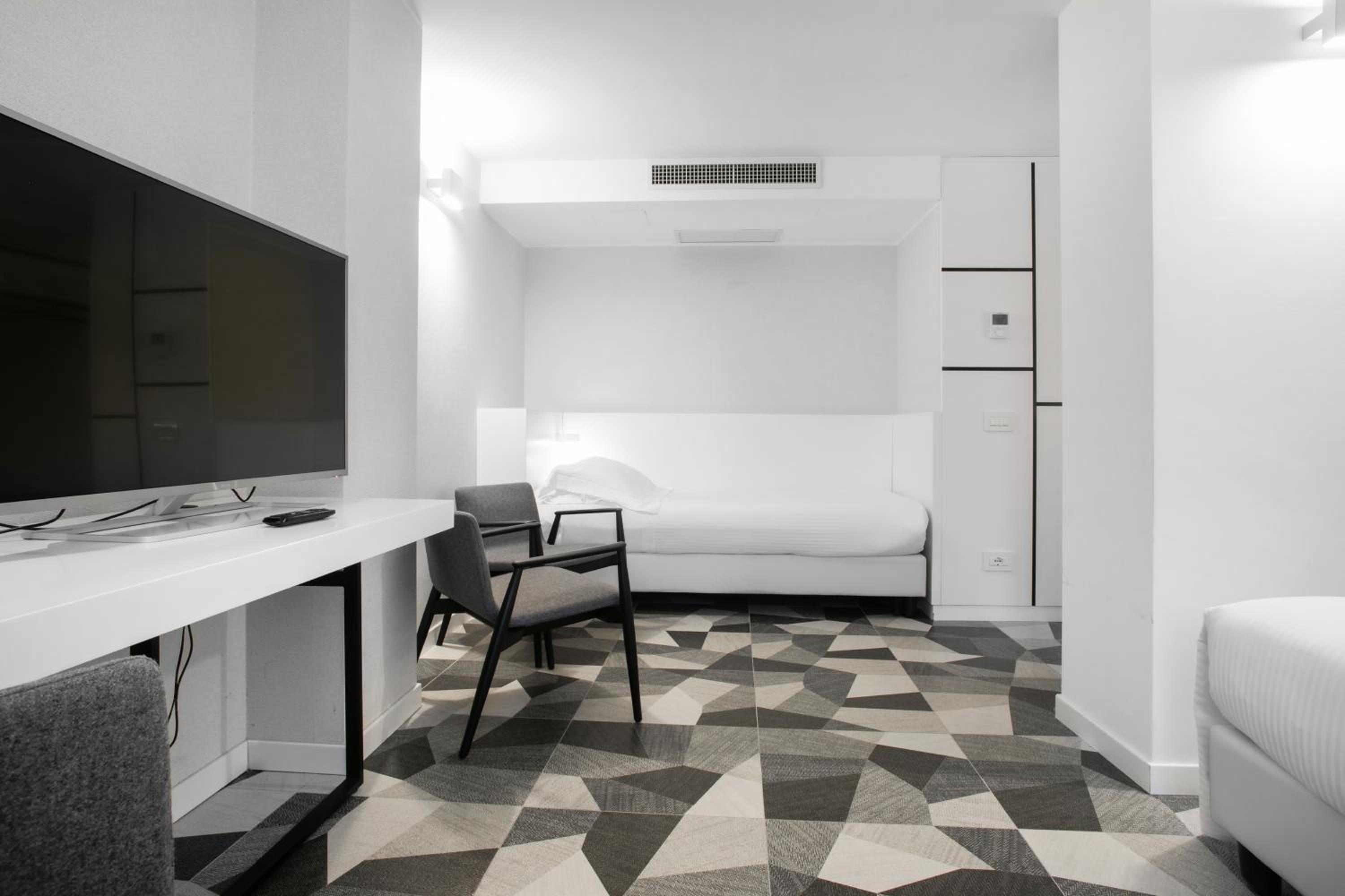Deluxe Room with One Queen Bed and One Single Bed - Photo 3