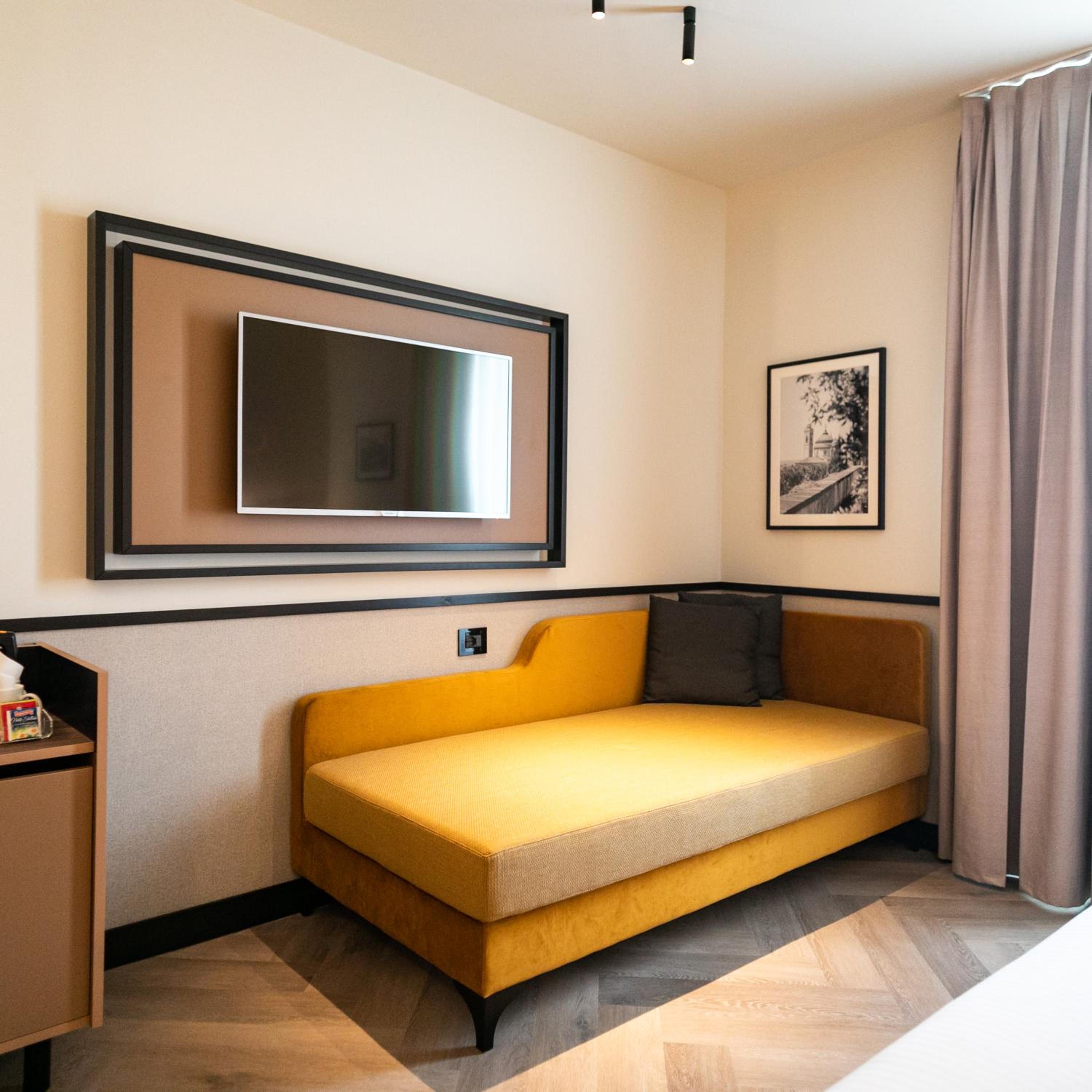 Deluxe Room with One Queen Bed and One Single Bed - Photo 5