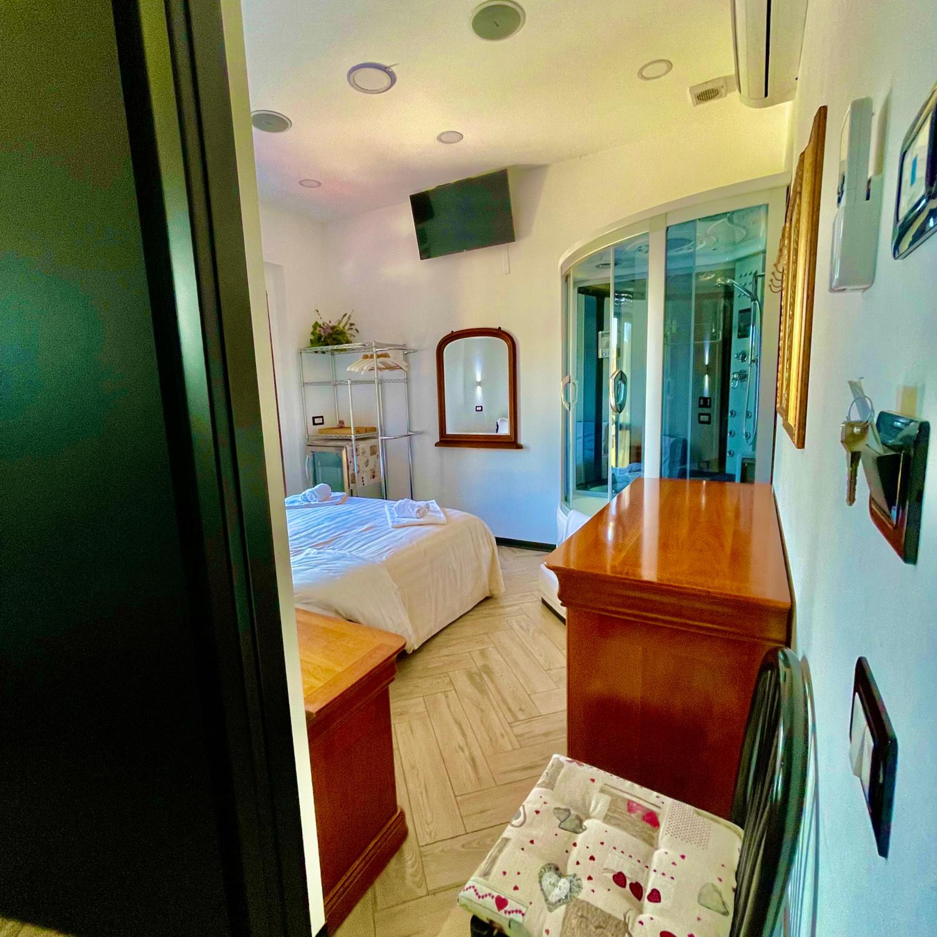 Double Room with Spa Bath photo 2