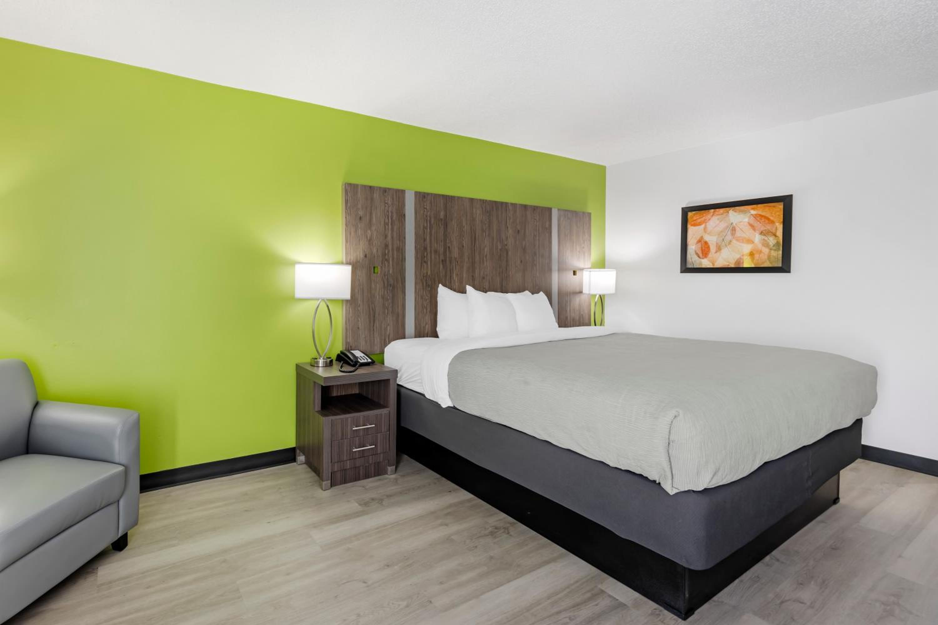 King Room - Non-Smoking - Photo 7