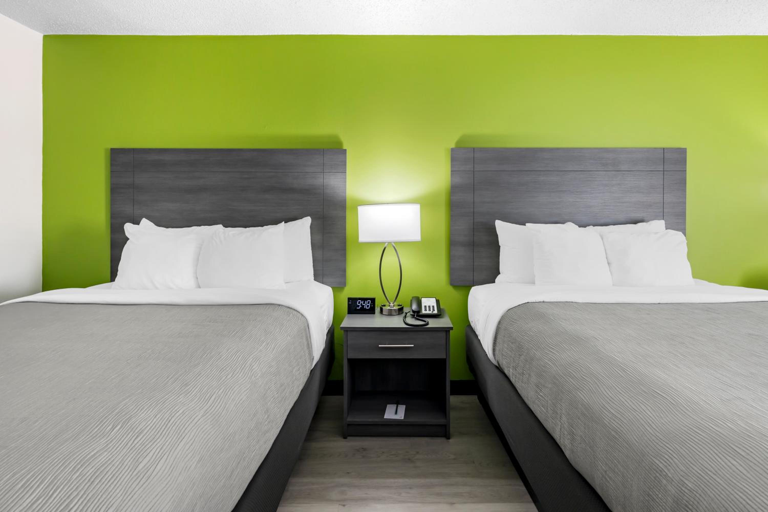 Deluxe Queen Room with Two Queen Beds - Non-Smoking - Photo 4