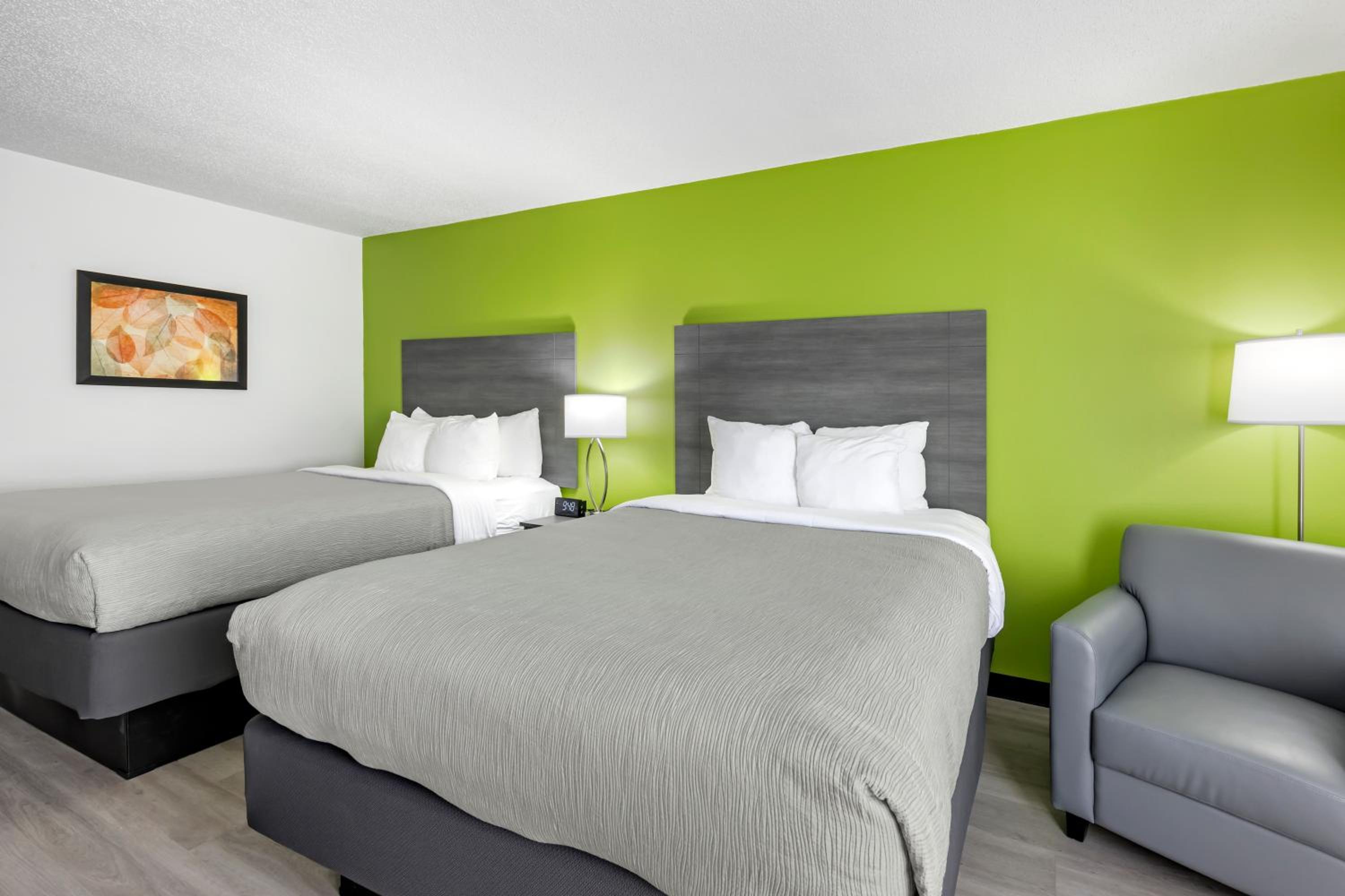 Deluxe Queen Room with Two Queen Beds - Non-Smoking - Photo 6