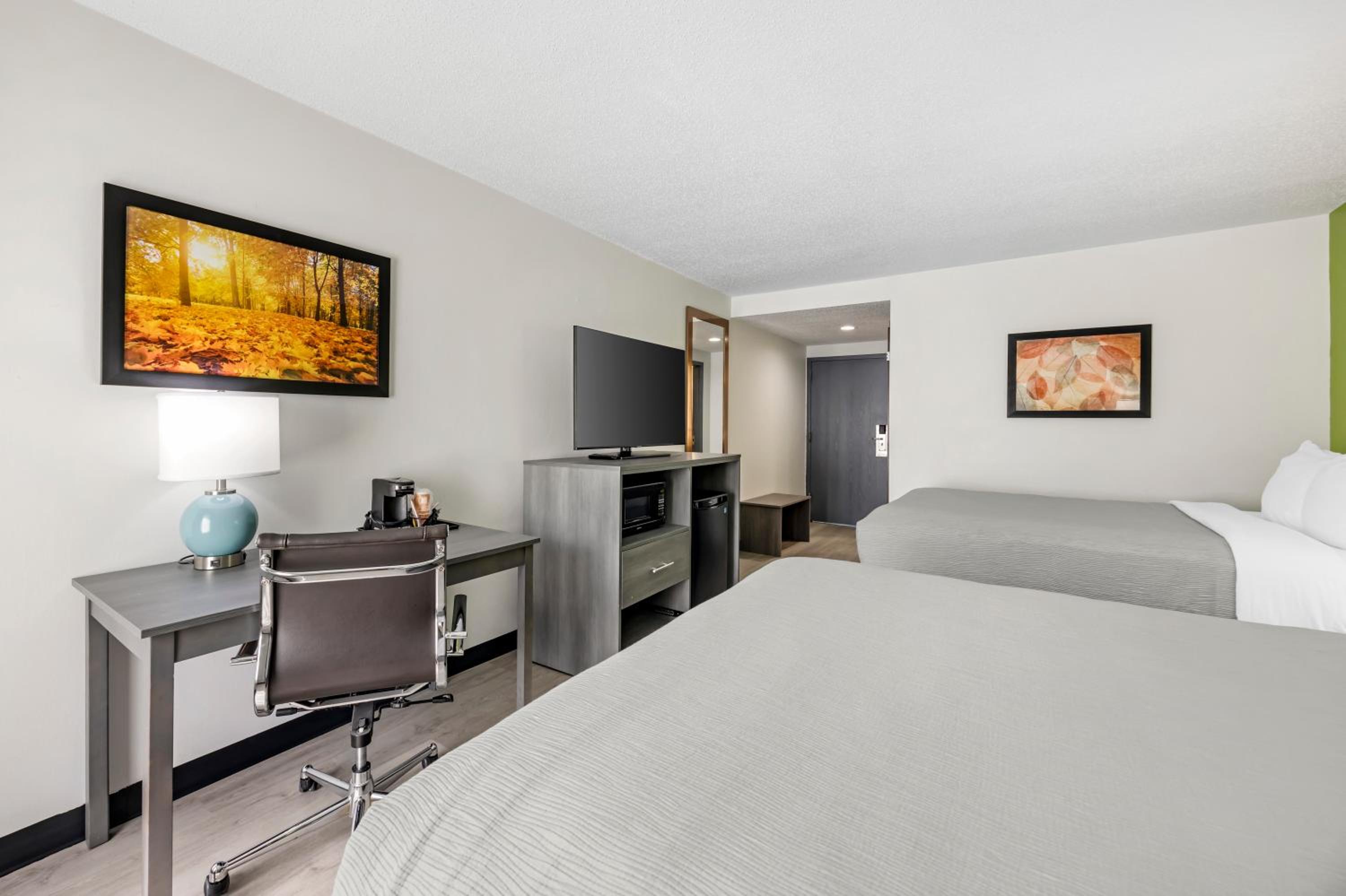 Deluxe Queen Room with Two Queen Beds - Non-Smoking - Photo 1