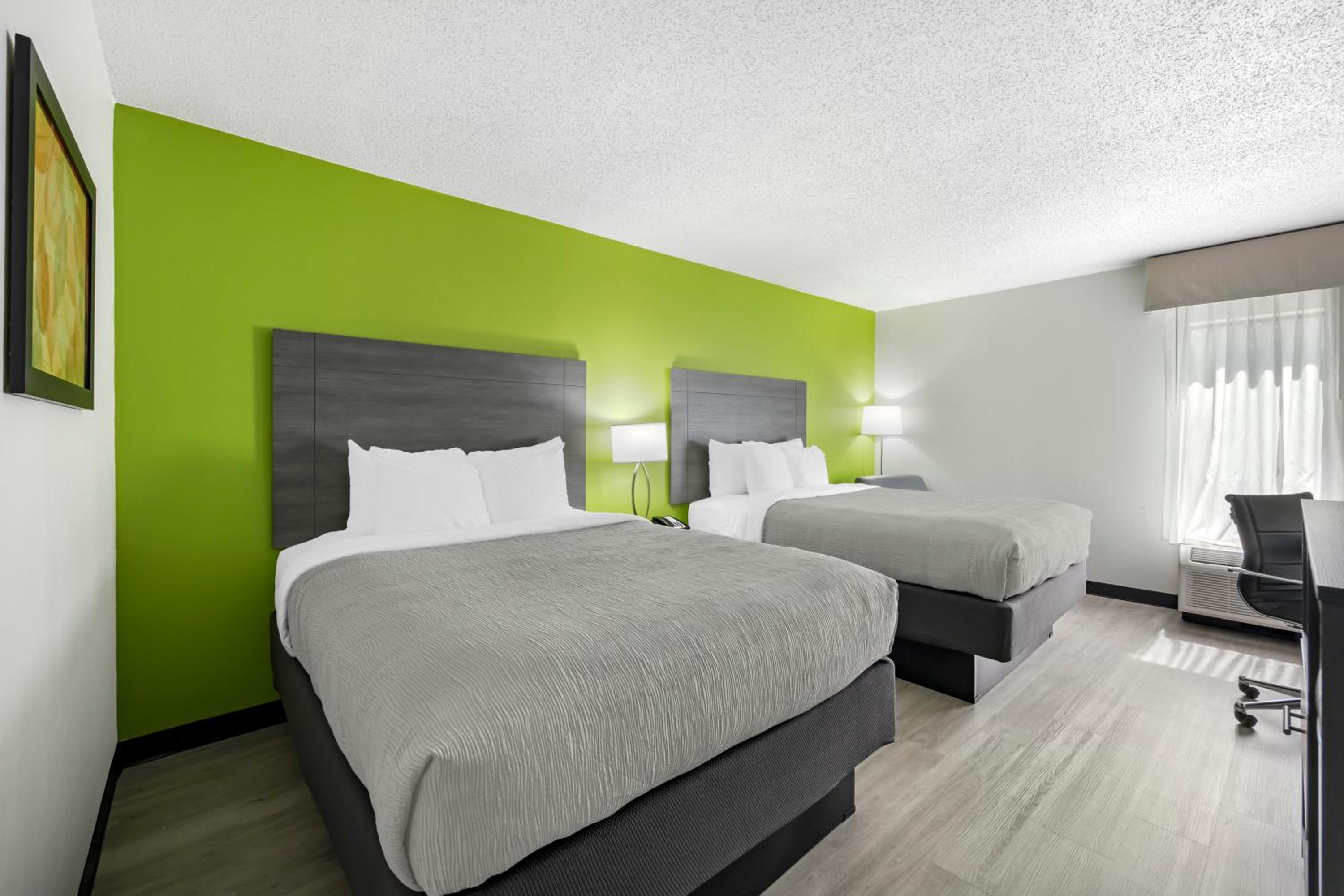 Deluxe Queen Room with Two Queen Beds - Non-Smoking - Photo 3