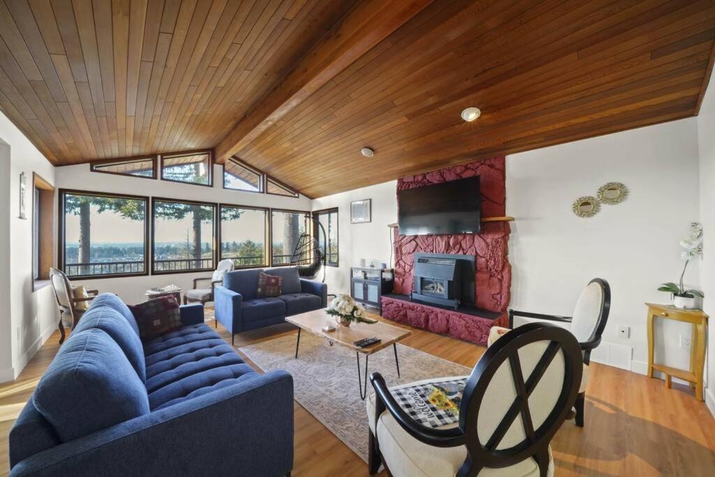 Five-Bedroom House photo 1